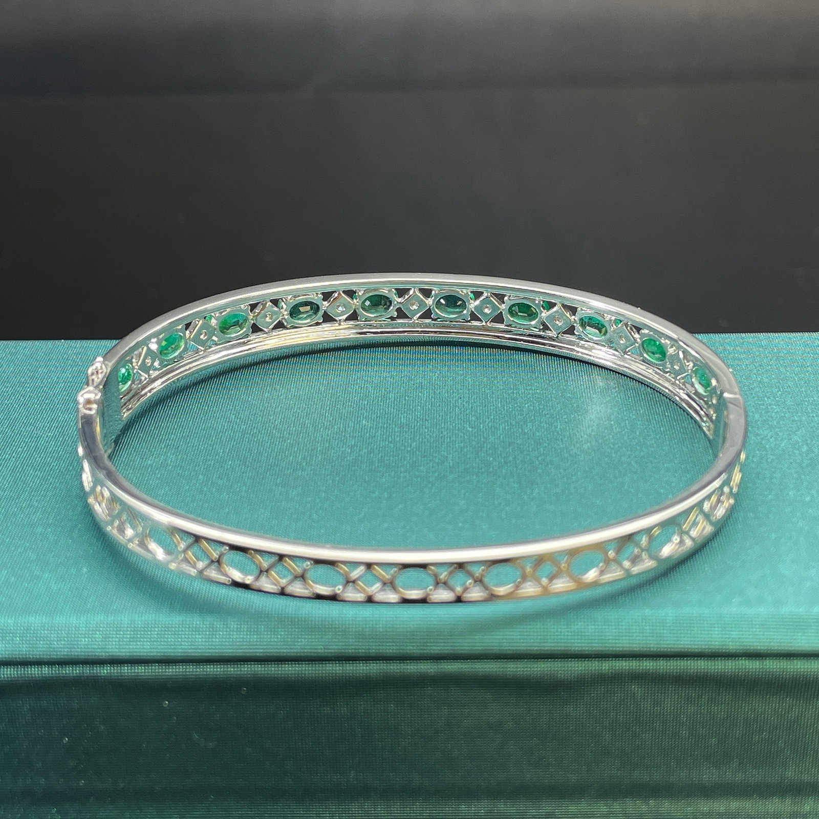 14k Gold 4.03 Ctw Natural Emerald & Diamond Bangle - 5