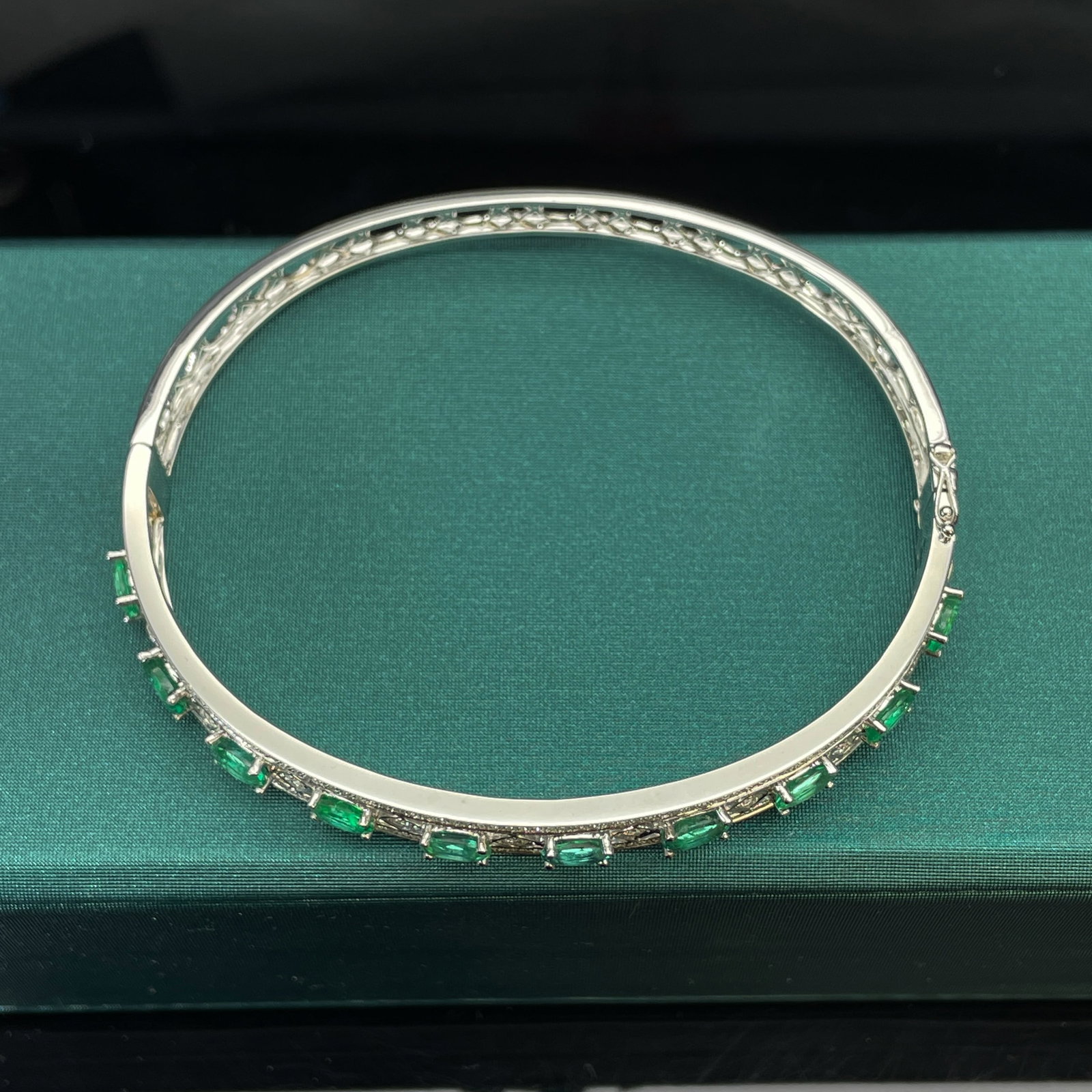 14k Gold 4.03 Ctw Natural Emerald & Diamond Bangle - 6