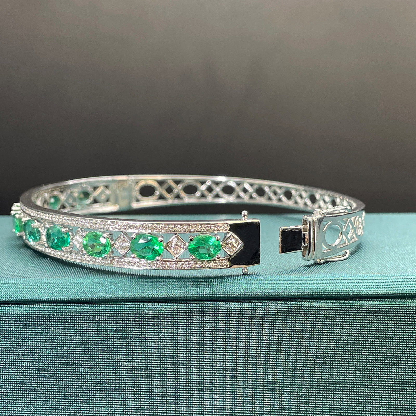 14k Gold 4.03 Ctw Natural Emerald & Diamond Bangle - 7