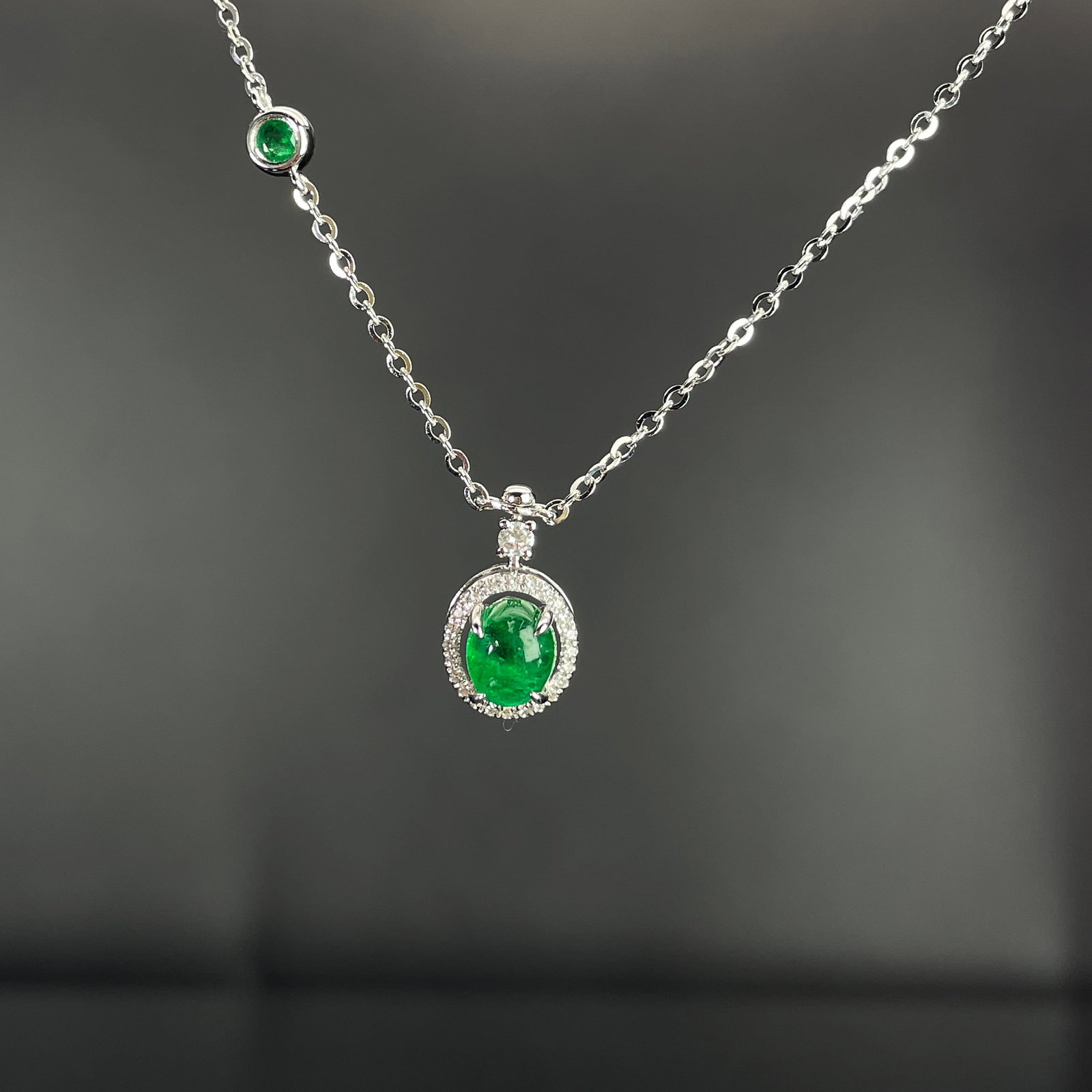 14k Gold 1.08 Ctw Natural Emerald & Diamond Necklace: Ref:231168205 // gold content:14k gold // main gemstone:emerald // shape:oval // carat weight:0. 93ct // color:green // treatment:natural // // adjacent gemstone 2 : diamond // shape:round // carat