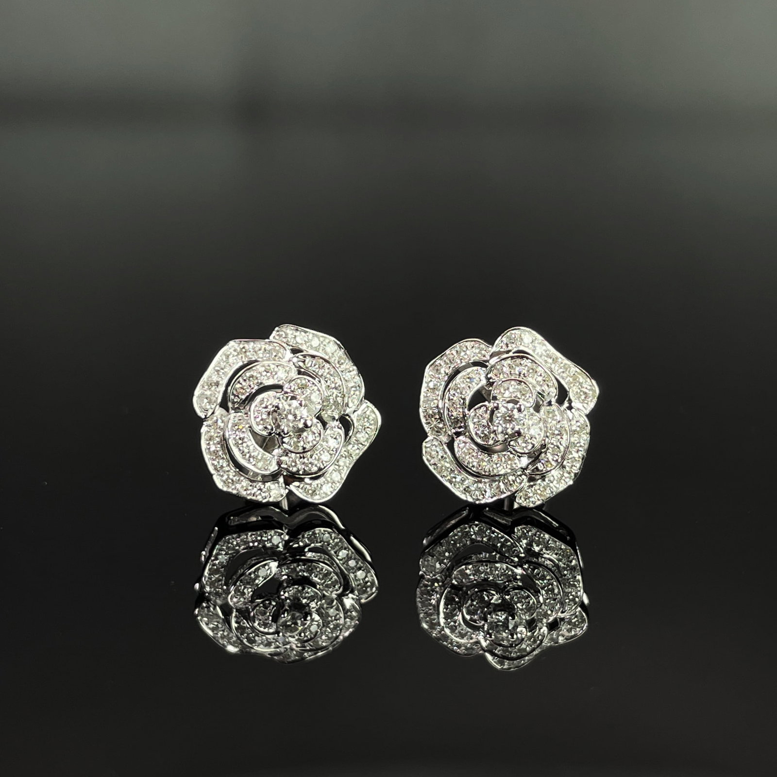 14k Gold 0.32 Ct Natural H Diamond & Flowers Earrings: Ref:231168216 // gold content:14k gold // main gemstone:diamond // shape:round // carat weight:0. 32ct // clarity grade:vs-si // color:h // treatment:natural // cut grade:g // Condition: New Low