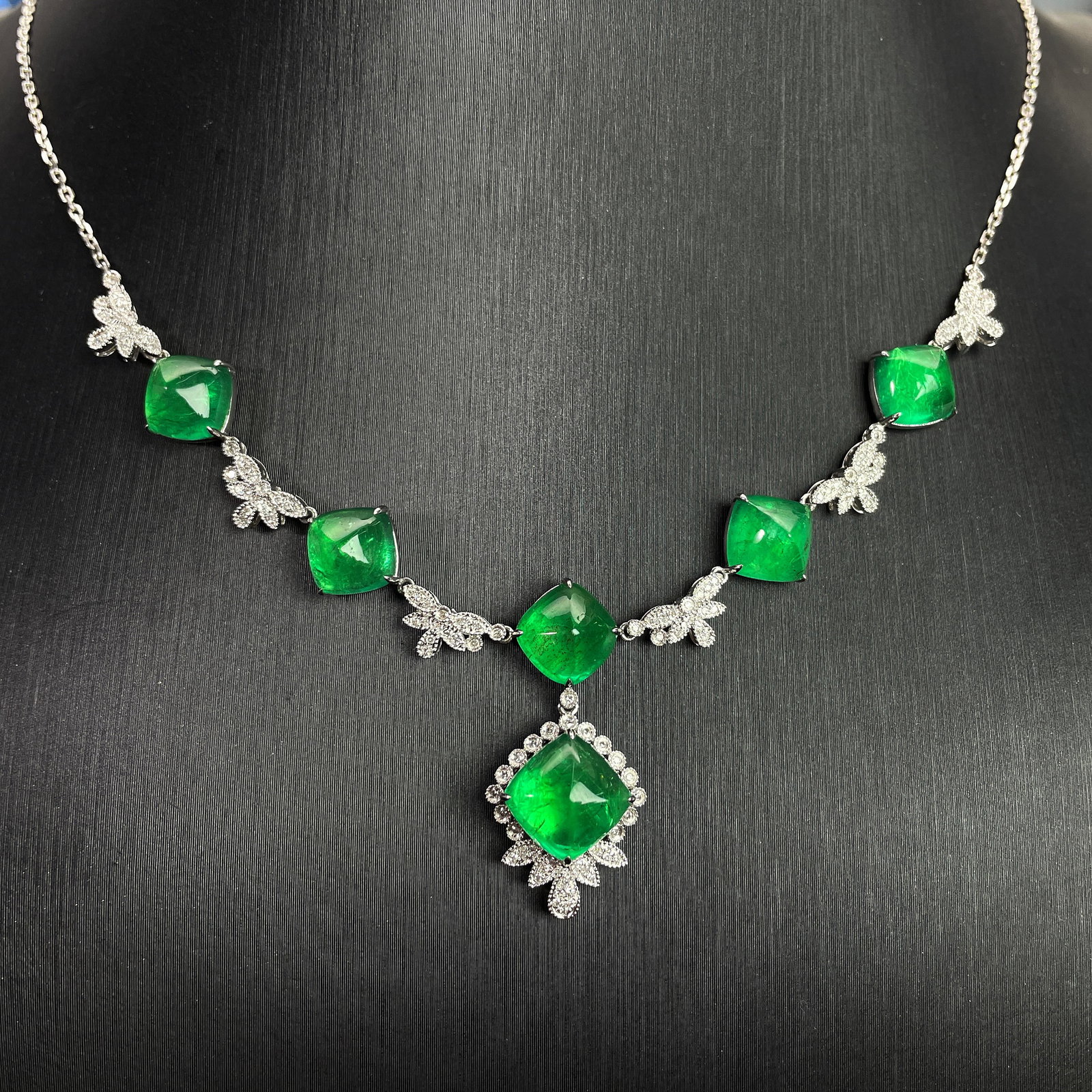 14k Gold 13.4 Ct Natural Emerald & Diamond Necklace: Ref:231168217 // gold content:14k gold // main gemstone:emerald // shape:sugar-loaf // carat weight:13. 4ct // color:green // treatment:natural // // adjacent gemstone 2 : diamond // shape:round // cl