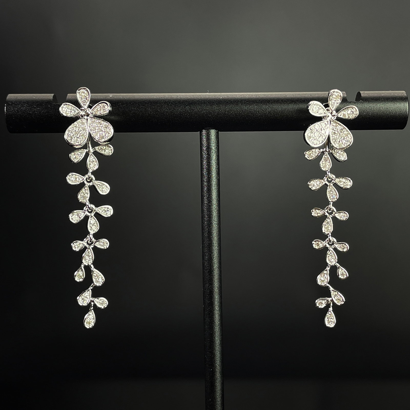 14k Gold 0.42 Ct Natural H Diamond & Flowers Earrings: Ref:231168218 // gold content:14k gold // main gemstone:diamond // shape:round // carat weight:0. 42ct // clarity grade:vs-si // color:h // treatment:natural // cut grade:g // Condition: New Low Estim