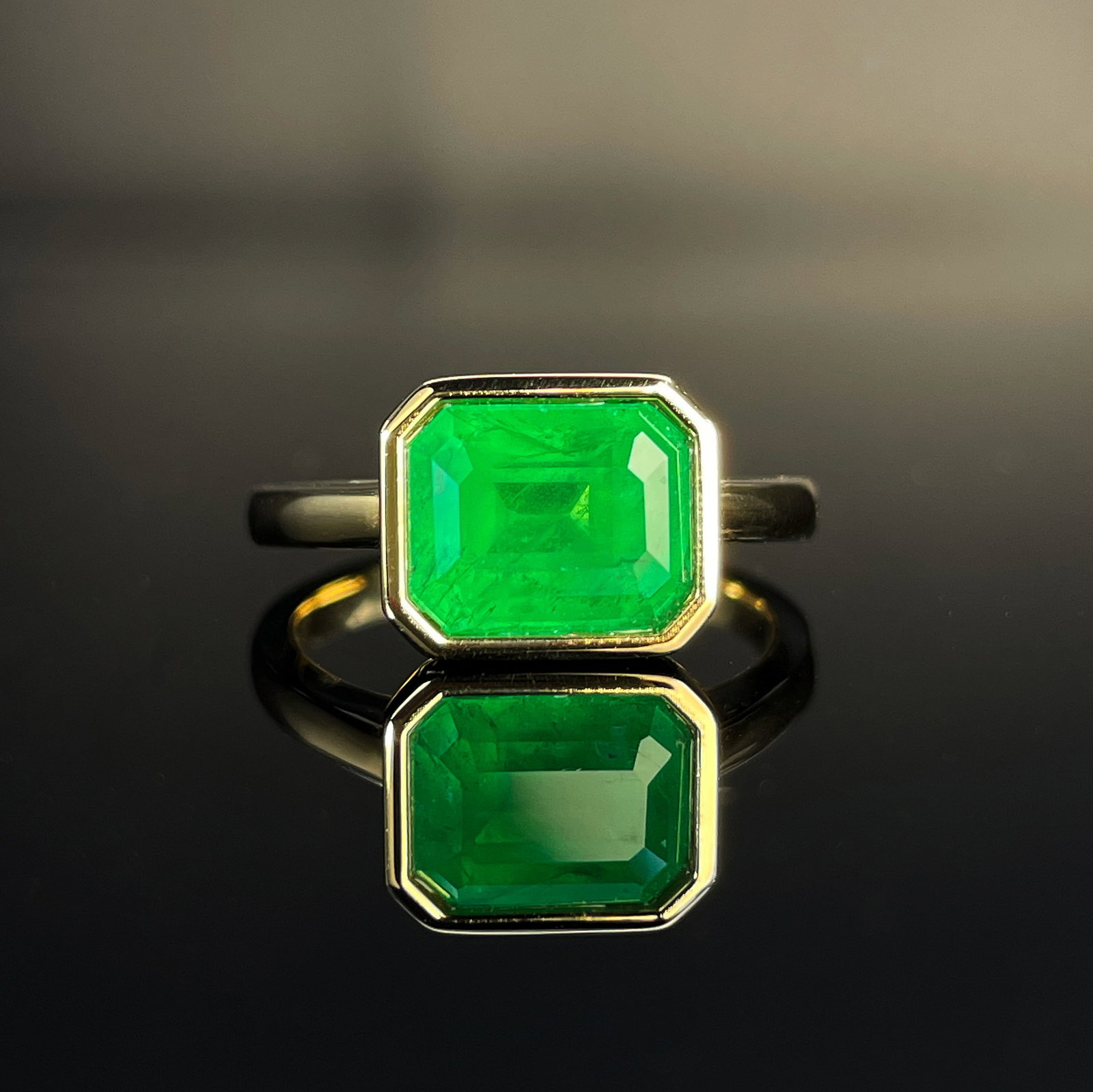 14k Gold 1.8 Ct Vivid Green Natural Emerald Ring: Ref:231168224 // gold content:14k gold // ring size:7. 25us // // main gemstone:emerald // shape:octagonal // carat weight:1. 8ct // color:vivid green // treatment:natural // Condition: New Low