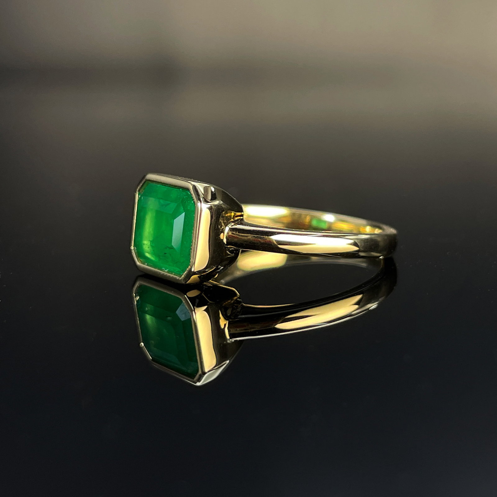 14k Gold 1.8 Ct Vivid Green Natural Emerald Ring - 2