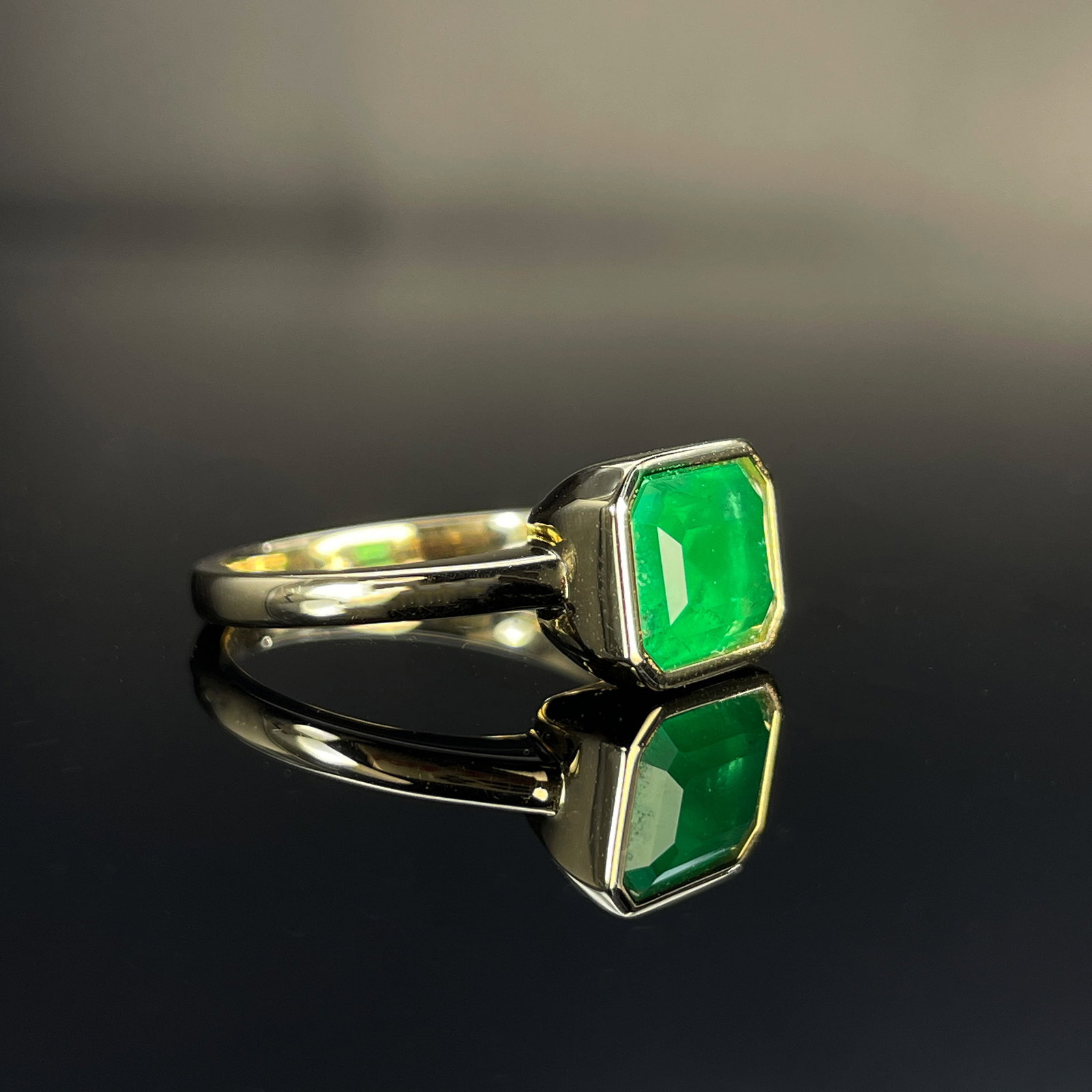 14k Gold 1.8 Ct Vivid Green Natural Emerald Ring - 3