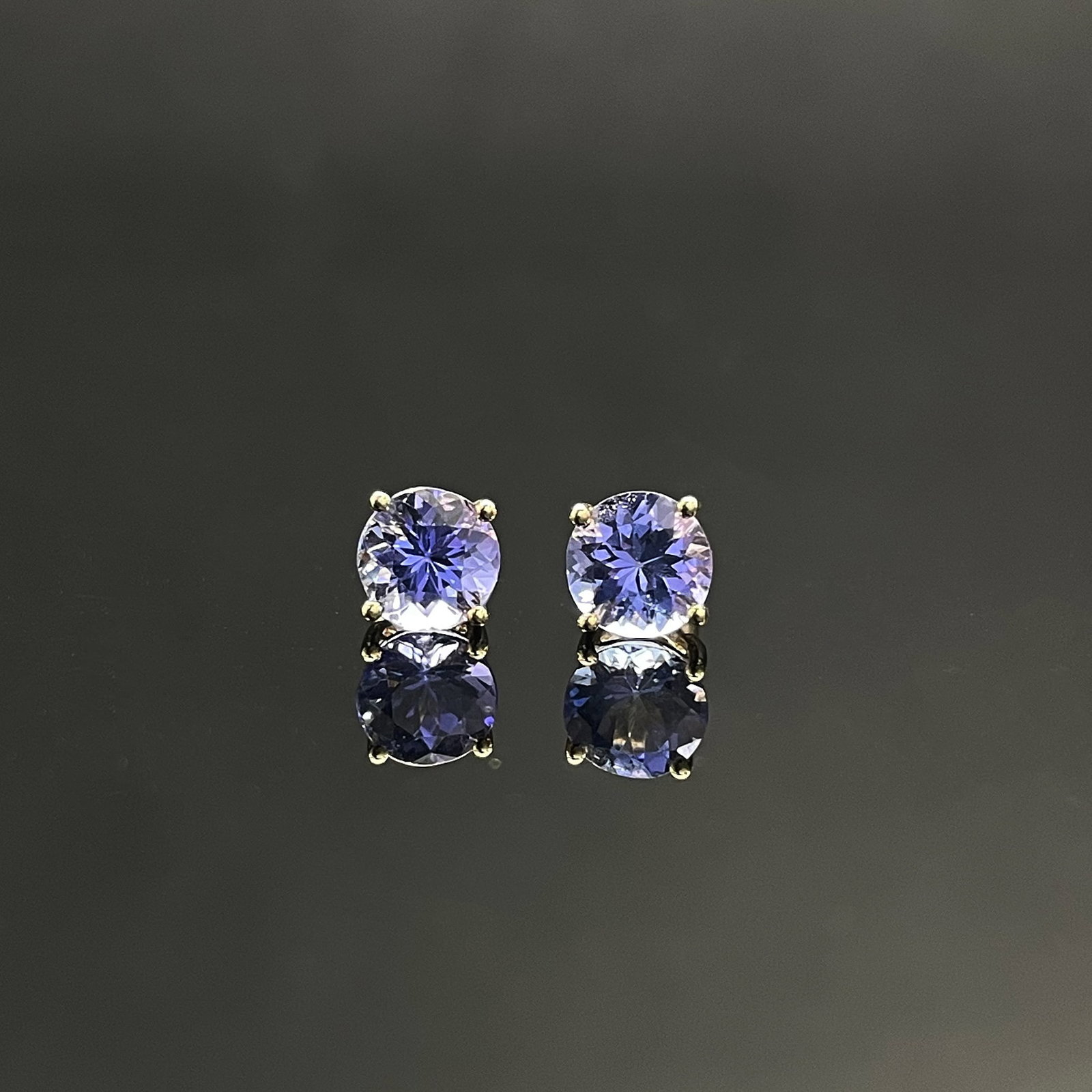 14k Gold 1.52 Ct Natural Tanzanite Earrings: Ref:231168227 // gold content:14k gold // main gemstone:tanzanite // shape:round // carat weight:1. 52ct // color:blue // treatment:natural // cut grade:g // Condition: New Low Estimate: 1500.00 High