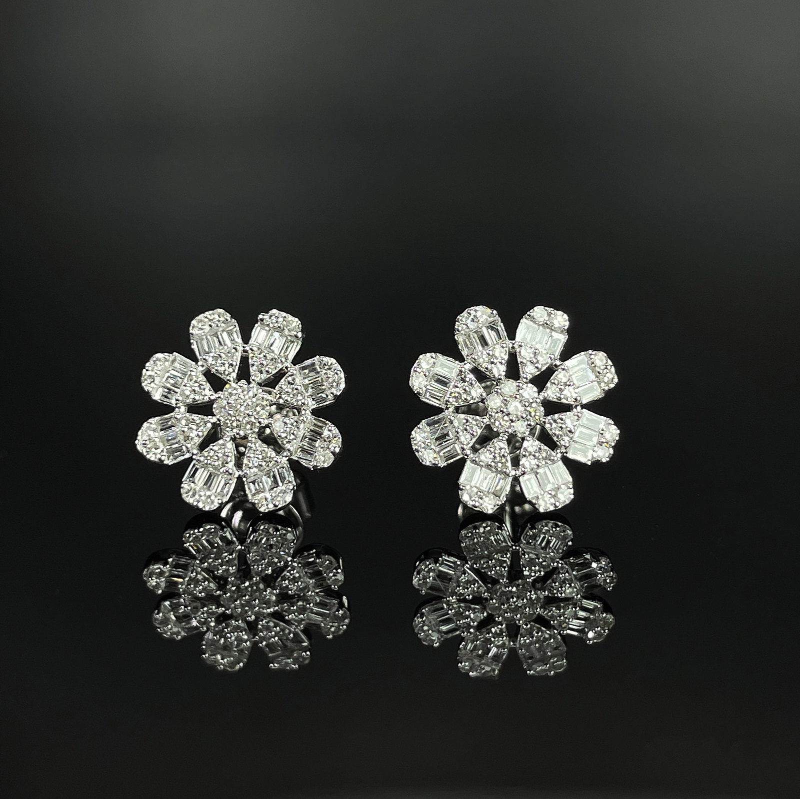 14k Gold 0.44 Ct Natural H Diamond Earrings: Ref:231168233 // gold content:14k gold // main gemstone:diamond // shape:multiple // carat weight:0. 44ct // clarity grade:vs-si // color:h // treatment:natural // Condition: New Low Estimate: