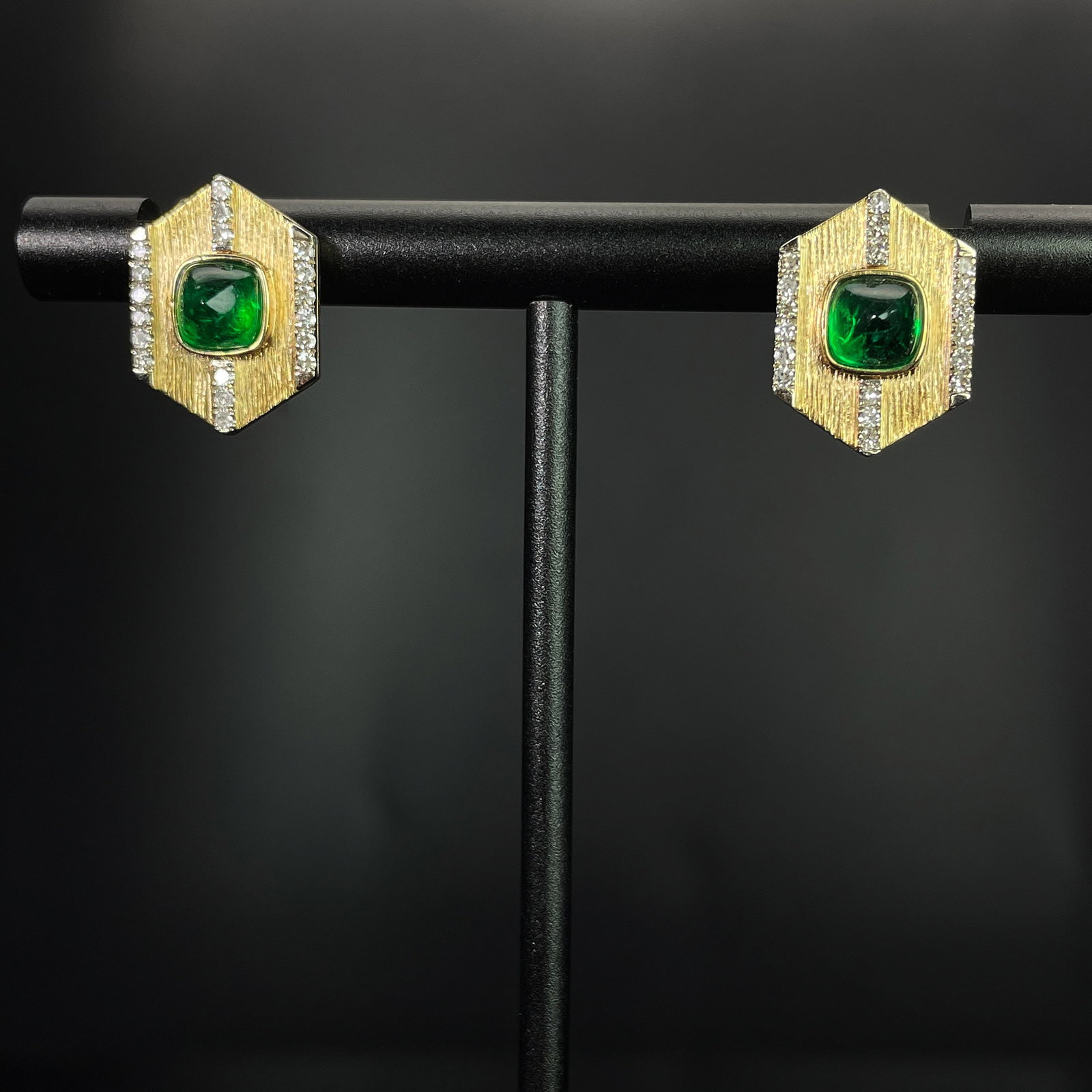 14k Gold 1.40 Ctw Vivid Green Natural Emerald & Diamond Earrings: Ref:231168236 // gold content:14k gold // main gemstone:emerald // shape:sugar-loaf // carat weight:1. 22ct // color:vivid green // treatment:natural // // adjacent gemstone 2 : diamond // shape:round