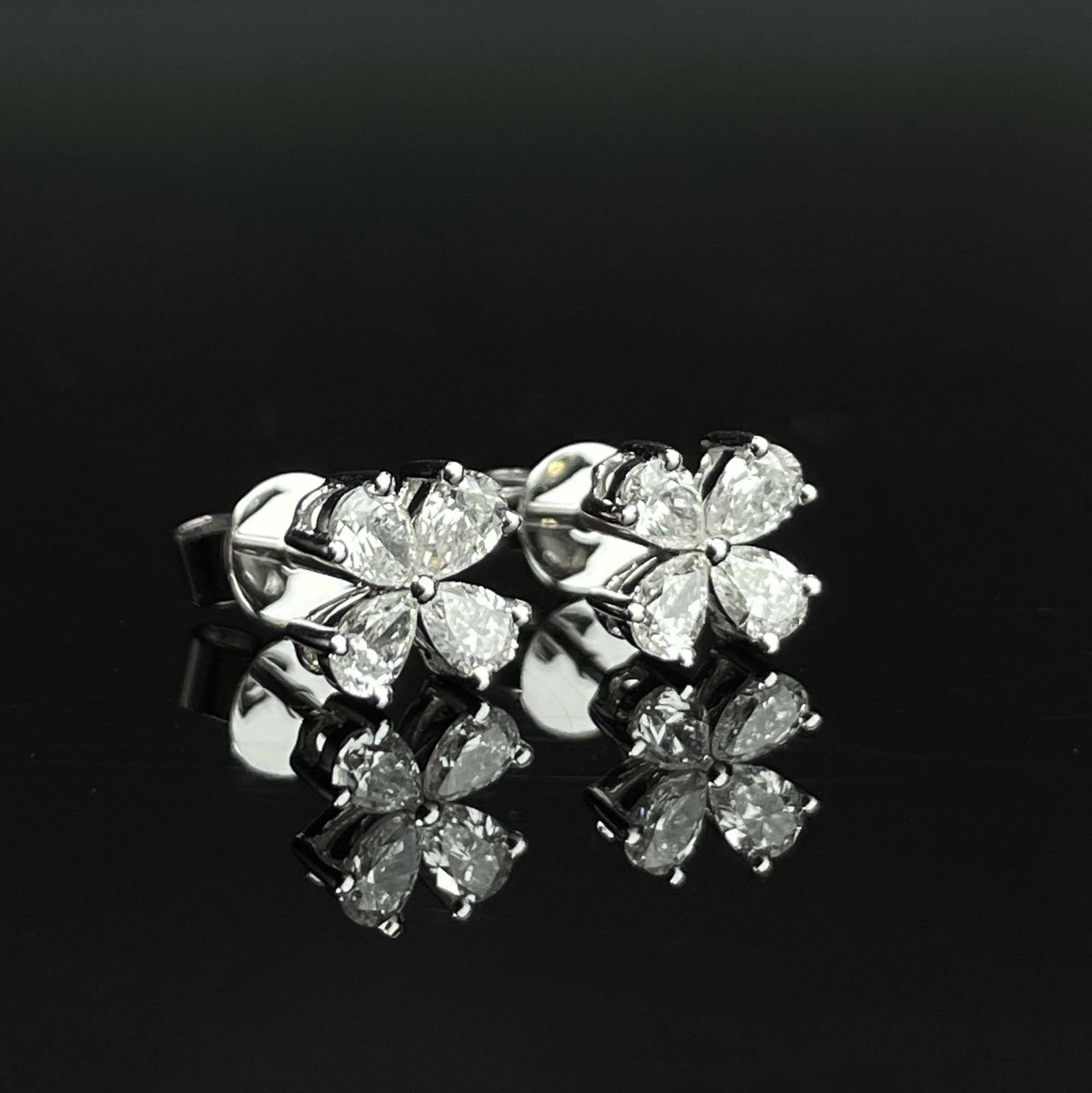 14k Gold 0.54 Ct Natural H Diamond Earrings: Ref:231168239 // gold content:14k gold // main gemstone:diamond // shape:pear // carat weight:0. 54ct // clarity grade:vs-si // color:h // treatment:natural // Condition: New Low Estimate: 3000.00
