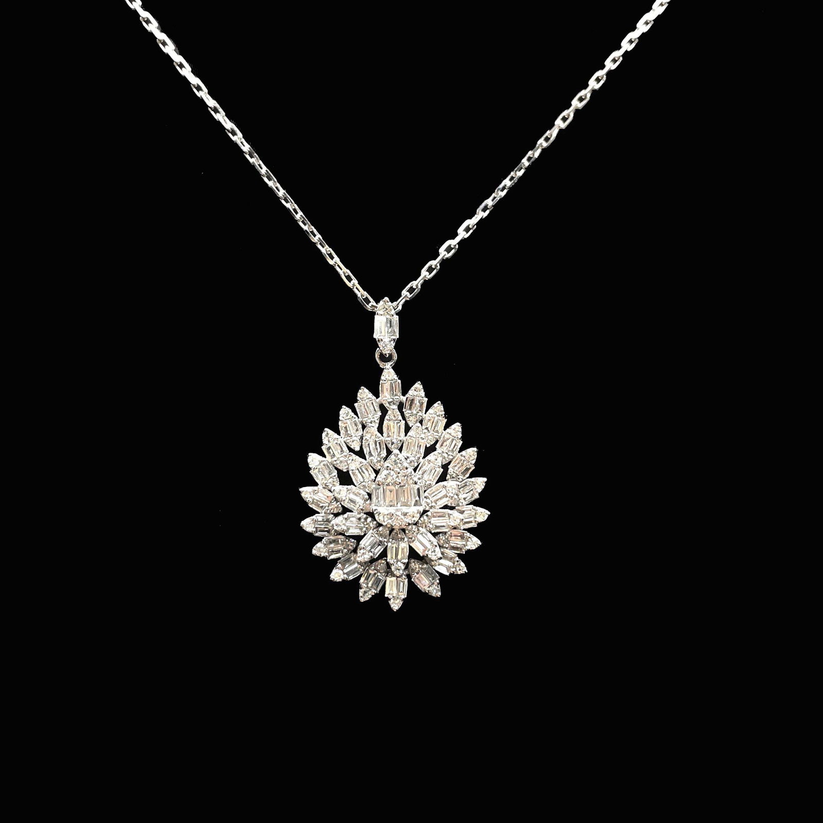 14k Gold 0.77 Ct Natural H Diamond Necklace: Ref:231168267 // gold content:14k gold // main gemstone:diamond // shape:multiple // carat weight:0. 77ct // clarity grade:vs-si // color:h // treatment:natural // Low Estimate: 3700 Condition: New
