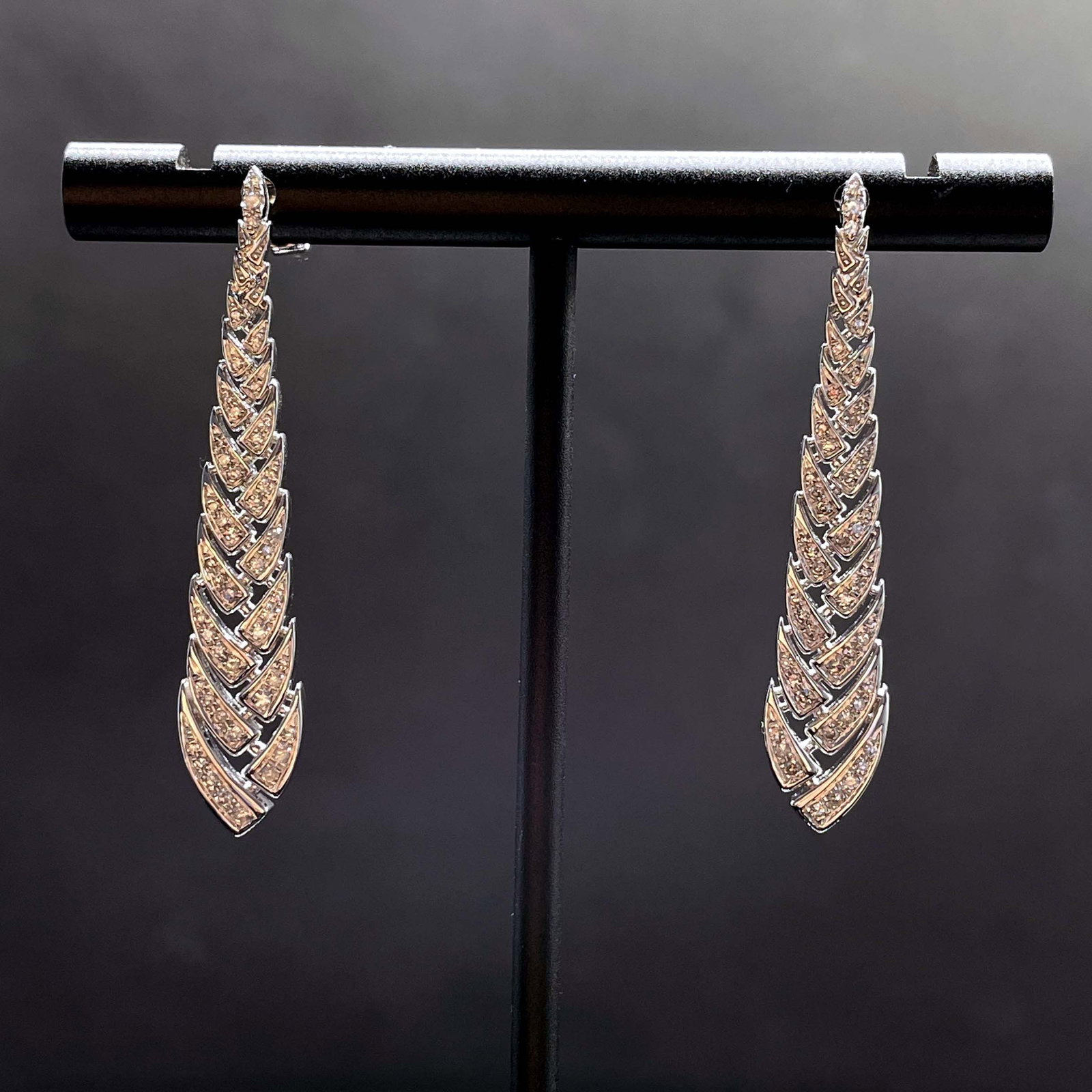 14k Gold 0.7 Ct Natural H Diamond Earrings: Ref:231168282 // gold content:14k gold // main gemstone:diamond // shape:round // carat weight:0. 7ct // clarity grade:vs-si // color:h // treatment:natural // cut grade:g // Low Estimate: 2400