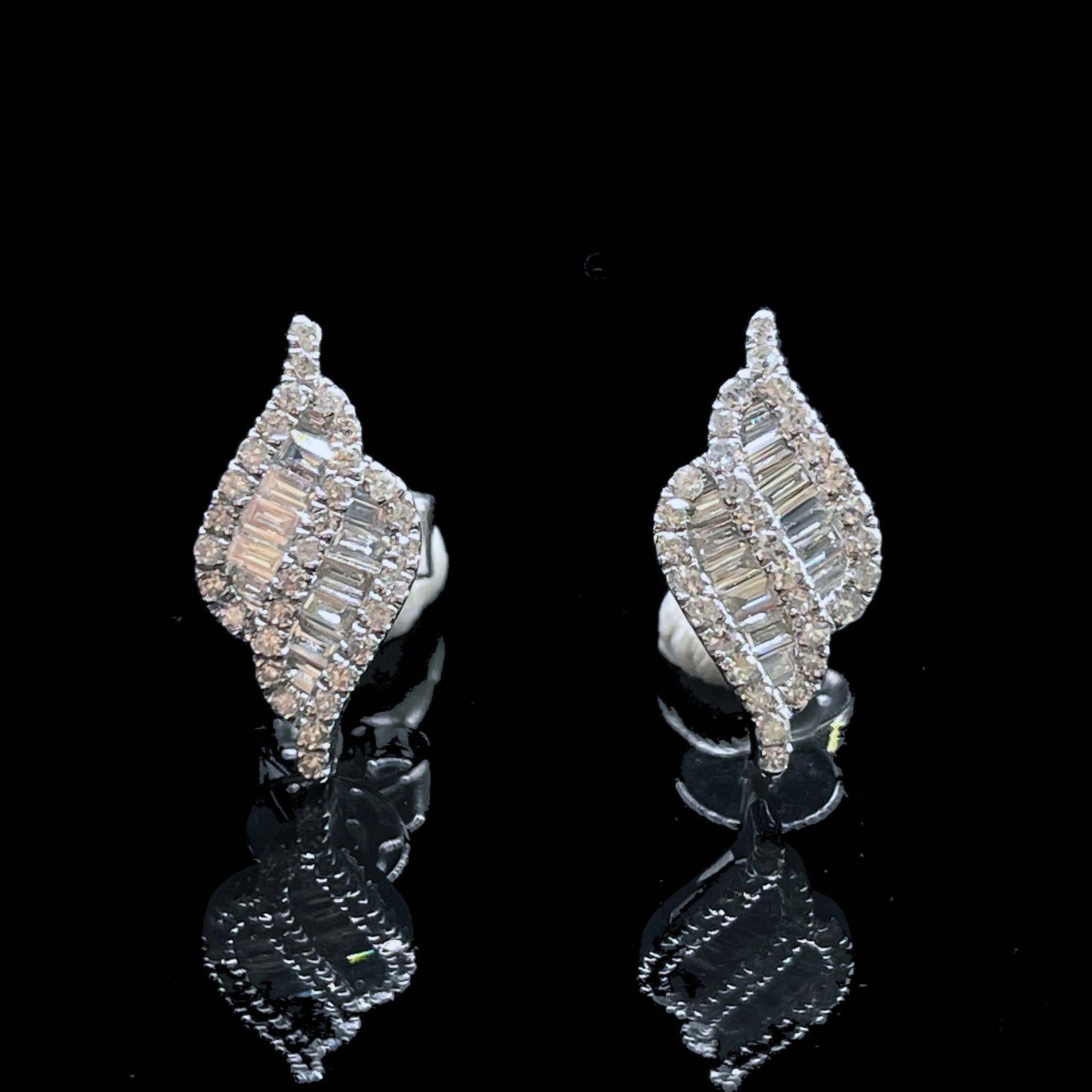14k Gold 0.26 Ct Natural H Diamond Earrings: Ref:231168292 // gold content:14k gold // main gemstone:diamond // shape:multiple // carat weight:0. 26ct // clarity grade:vs-si // color:h // treatment:natural // Condition: New Low Estimate: