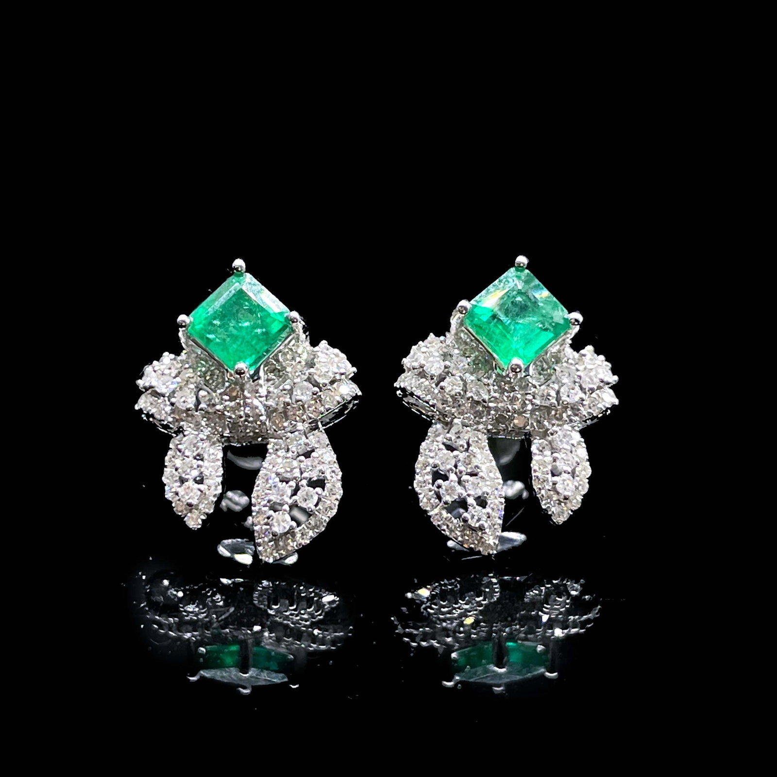 14k Gold 1.22 Ctw Natural Emerald & Diamond Earrings: Ref:231168293 // gold content:14k gold // main gemstone:emerald // shape:octagonal // carat weight:0. 7ct // color:green // treatment:natural // // adjacent gemstone 2 : diamond // shape:round // cara