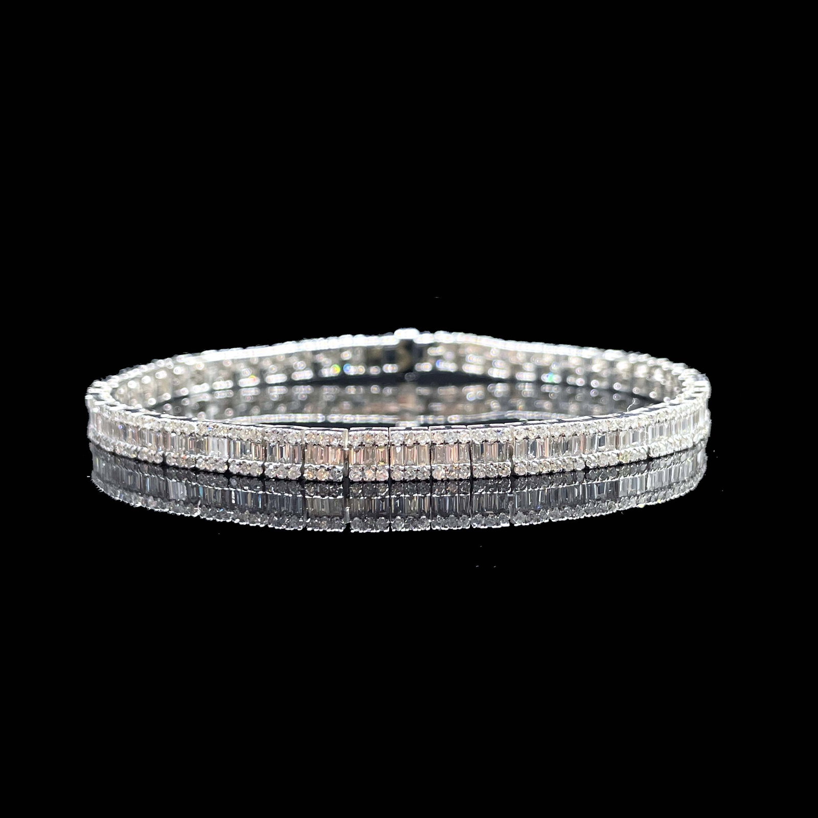 14k Gold 3.67 Ct Natural H Diamond Bracelet: Ref:231168317 // gold content:14k gold // main gemstone:diamond // shape:multiple // carat weight:3. 67ct // clarity grade:vs-si // color:h // treatment:natural // Condition: New Low Estimate: