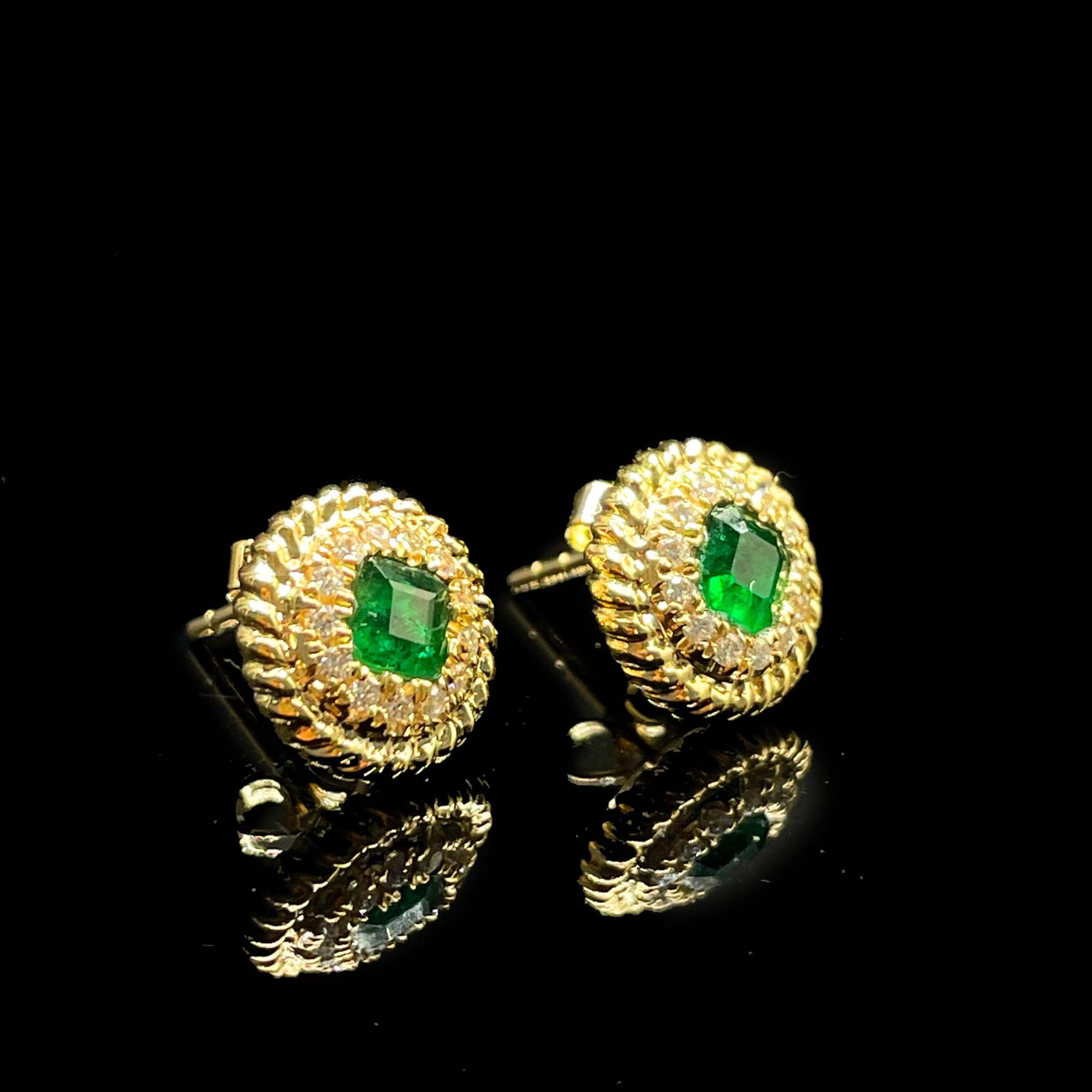 14k Gold 0.46 Ctw Vivid Green Natural Emerald & Diamond Earrings - 3