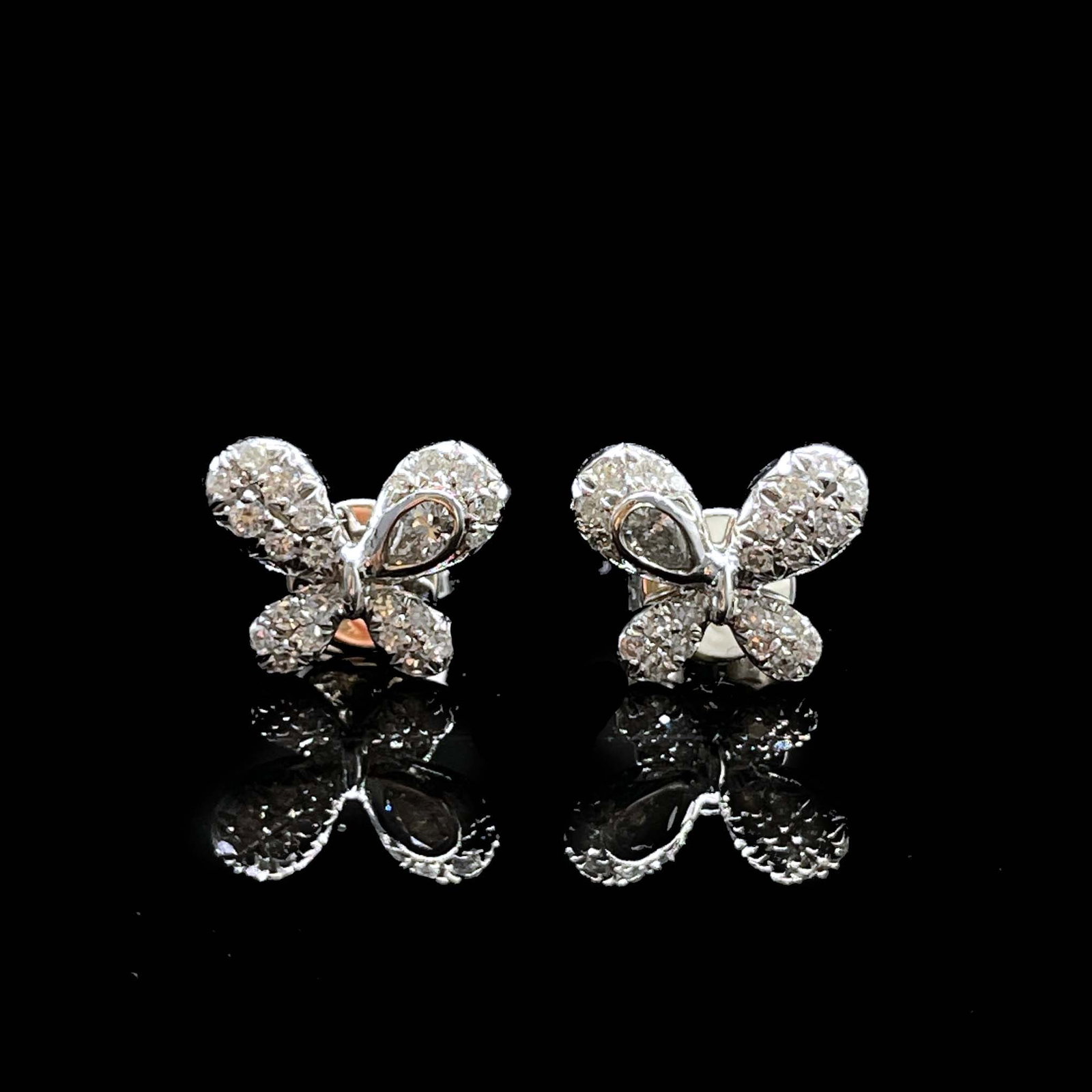 14k Gold 0.35 Ctw Natural H Diamond Earrings: Ref:231168323 // gold content:14k gold // main gemstone:diamond // shape:pear // carat weight:0. 09ct // clarity grade:vs-si // color:h // treatment:natural // // adjacent gemstone 2 : diamond //