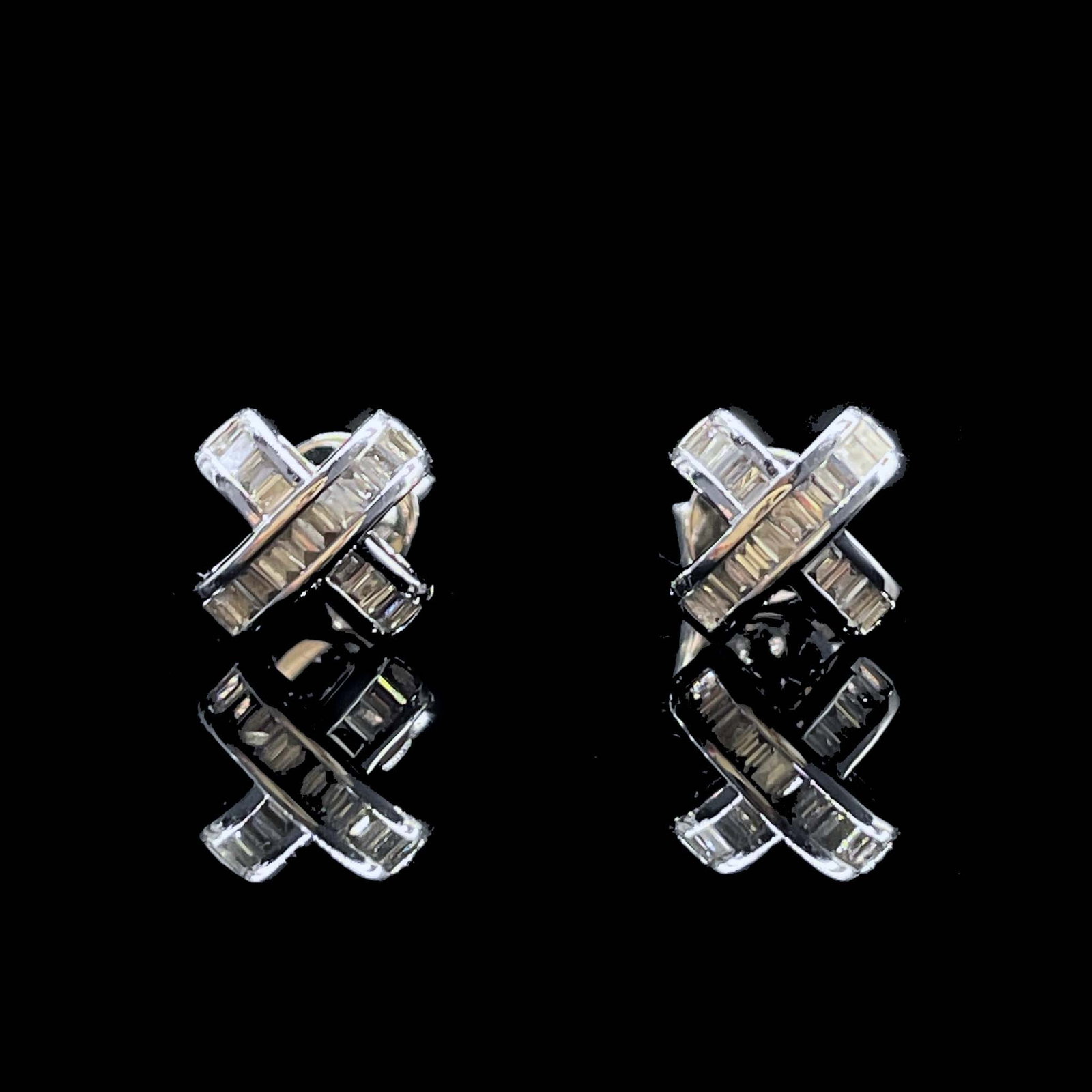 14k Gold 0.22 Ct Natural H Diamond Earrings: Ref:231168327 // gold content:14k gold // main gemstone:diamond // shape:baguette // carat weight:0. 22ct // clarity grade:vs-si // color:h // treatment:natural // Condition: New Low Estimate: