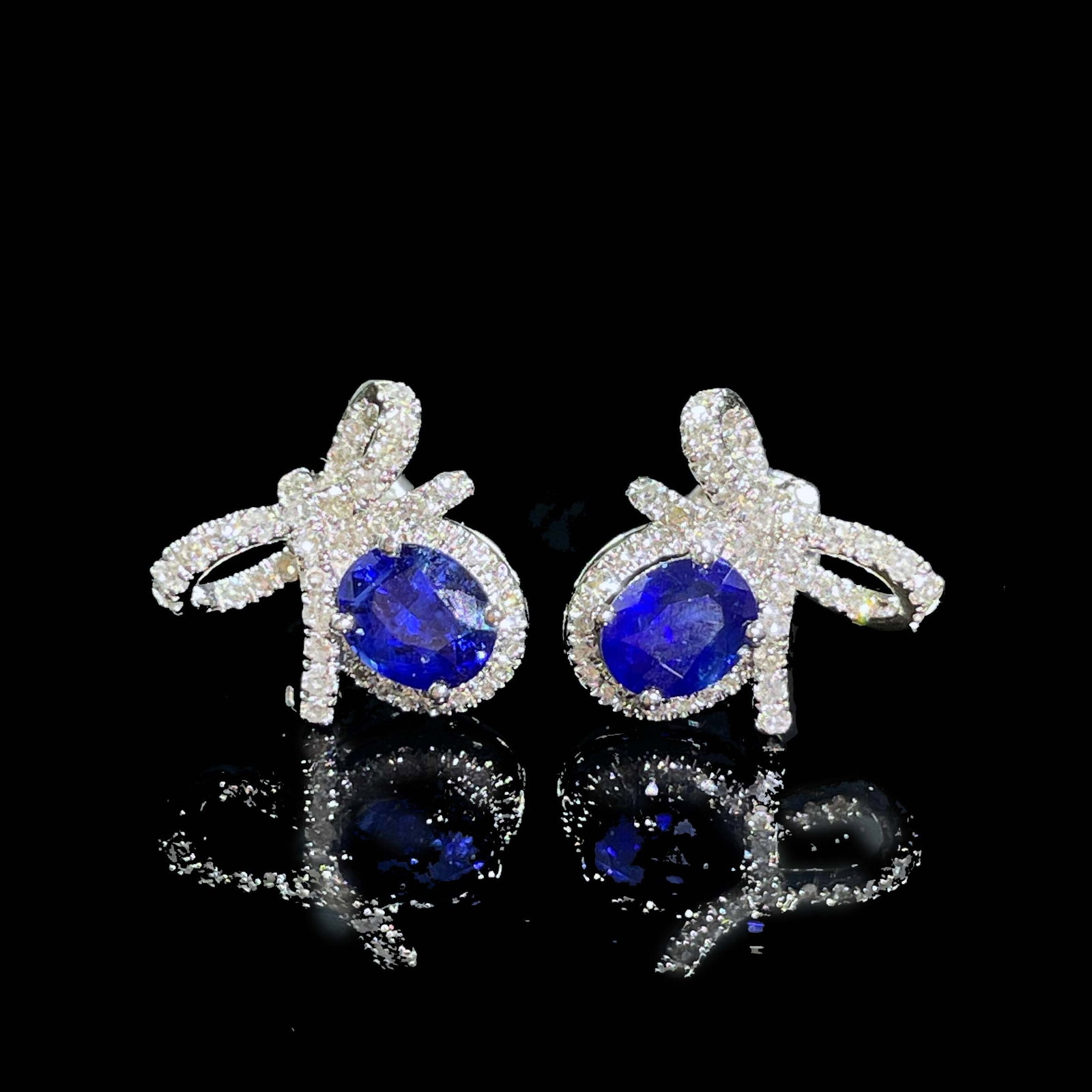14k Gold 1.37 Ctw Vivid Blue Natural Sapphire & Diamond Earrings: Ref:231168412 // gold content:14k gold // main gemstone:sapphire // shape:oval // carat weight:1. 02ct // color:vivid blue // treatment:natural // // adjacent gemstone 2 : diamond // shape:round //