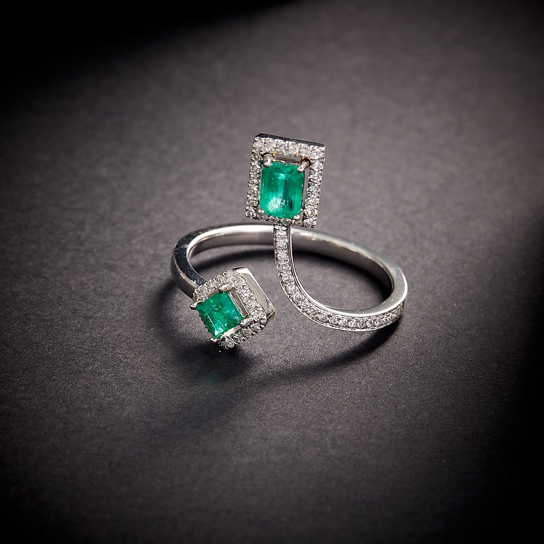 14k Gold 0.70 Ctw Natural Emerald & Diamond Ring: Ref:231168417 // gold content:14k gold // ring size:7. 25us // // main gemstone:emerald // shape:octagonal // carat weight:0. 53ct // color:green // treatment:natural // // adjacent gemstone 2 :
