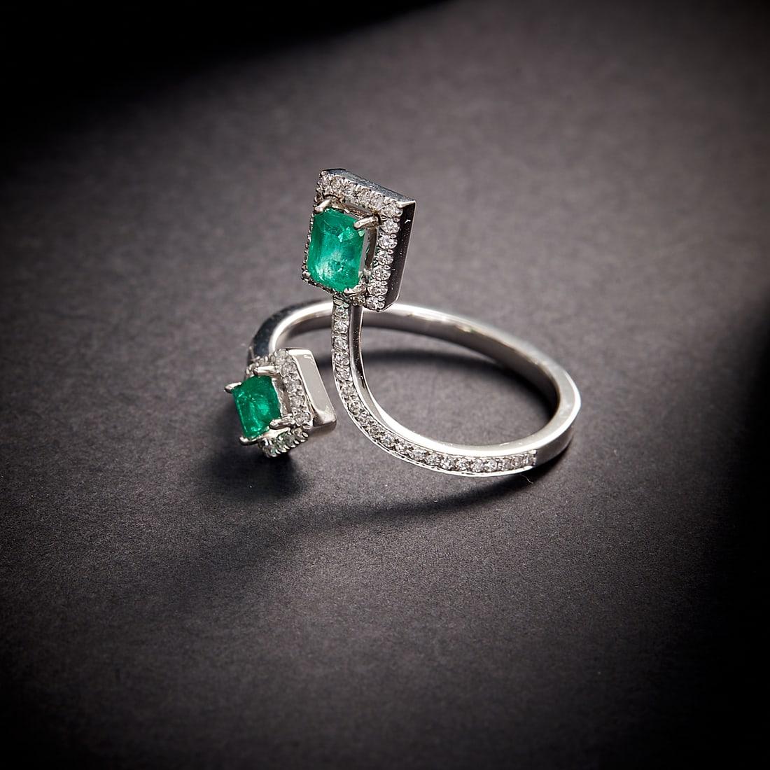 14k Gold 0.70 Ctw Natural Emerald & Diamond Ring - 2
