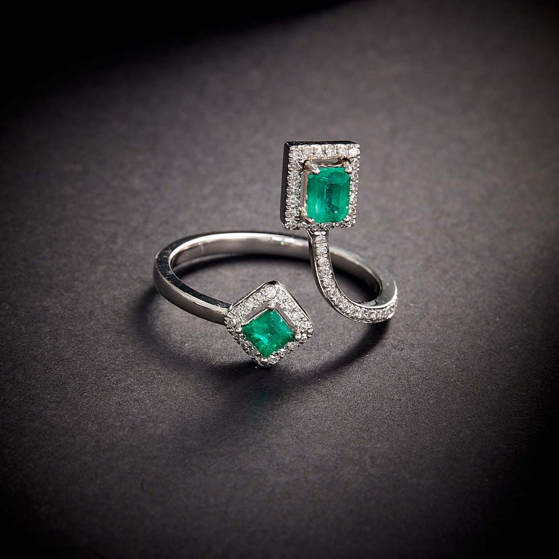 14k Gold 0.70 Ctw Natural Emerald & Diamond Ring - 4