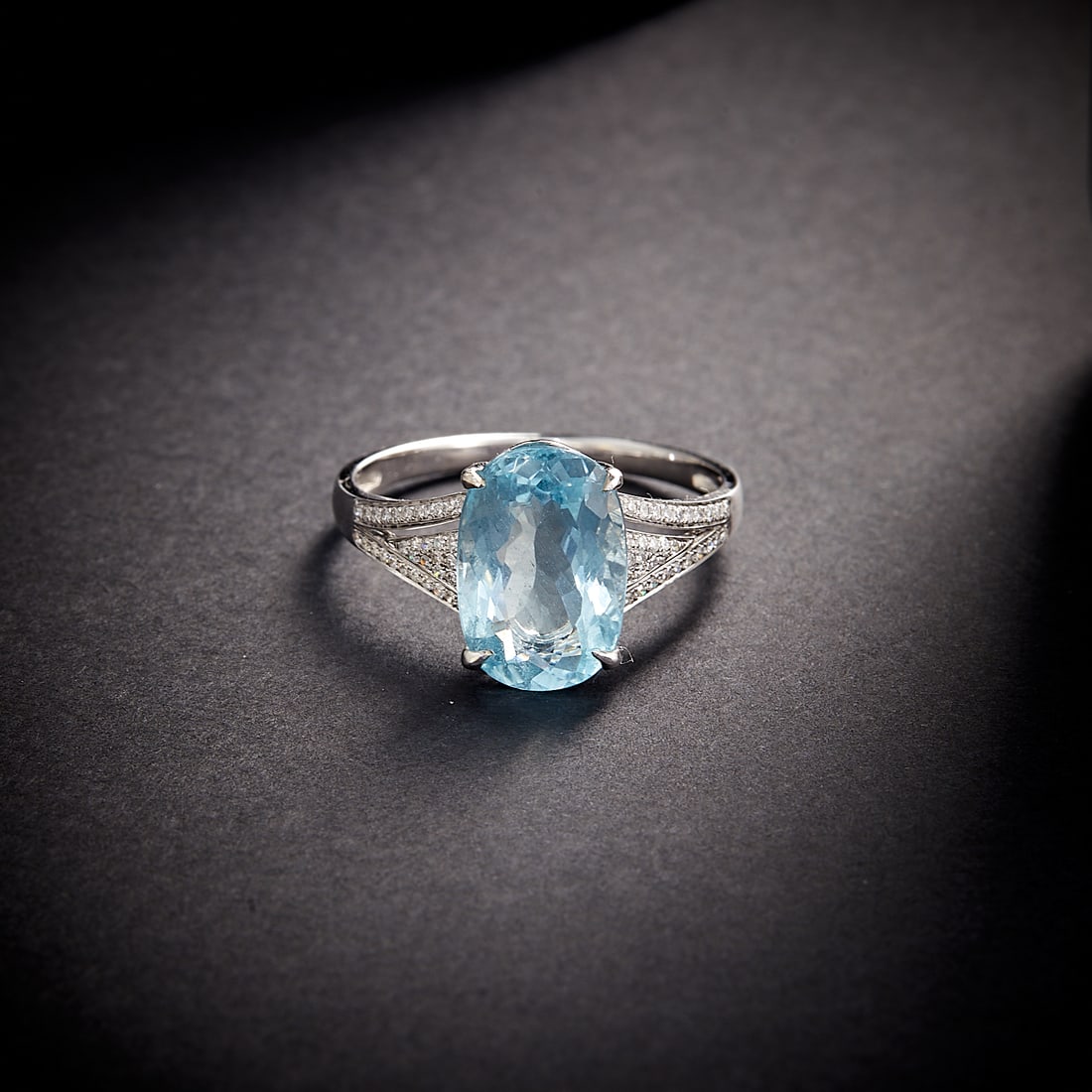 14k Gold 3.2 Ctw Natural Aquamarine & Diamond Ring: Ref:231168422 // gold content:14k gold // ring size:7. 25us // // main gemstone:aquamarine // shape:oval // carat weight:3ct // color:blue // treatment:natural // // adjacent gemstone 2 : diamond //