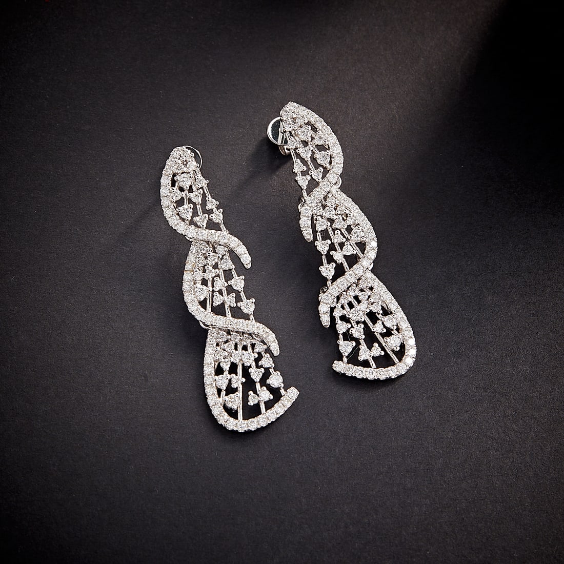 14k Gold 2.02 Ct Natural H Diamond Earrings: Ref:231168424 // gold content:14k gold // main gemstone:diamond // shape:round // carat weight:2. 02ct // clarity grade:vs-si // color:h // treatment:natural // cut grade:g // Condition: New Low Estim