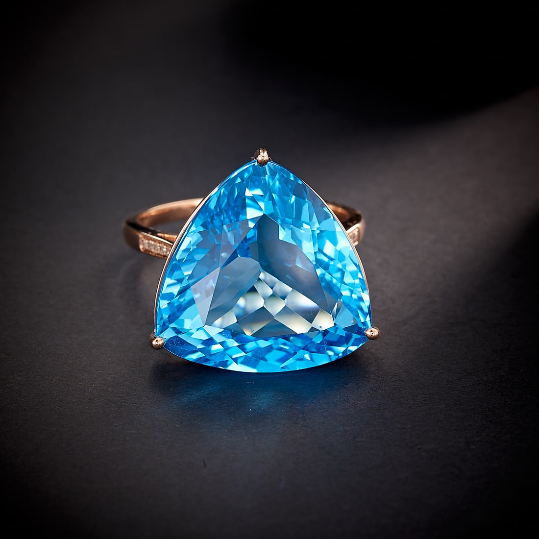 14k Gold 29 Ct Natural Topaz & Diamond Ring: Ref:231168426 // gold content:14k gold // ring size:7. 25us // // main gemstone:topaz // shape:triangle // carat weight:29ct // color:blue // treatment:natural // // adjacent gemstone 2 : diamond //