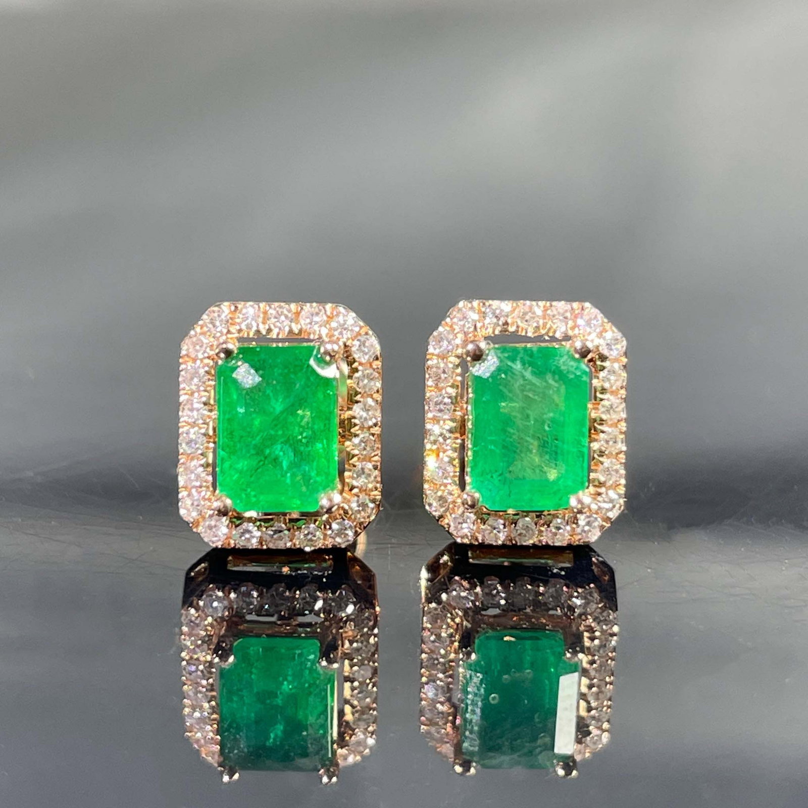 14k Gold 0.94 Ctw Natural Emerald & Diamond Earrings: Ref:231168428 // gold content:14k gold // main gemstone:emerald // shape:octagonal // carat weight:0. 74ct // color:green // treatment:natural // // adjacent gemstone 2 : diamond // shape:round //
