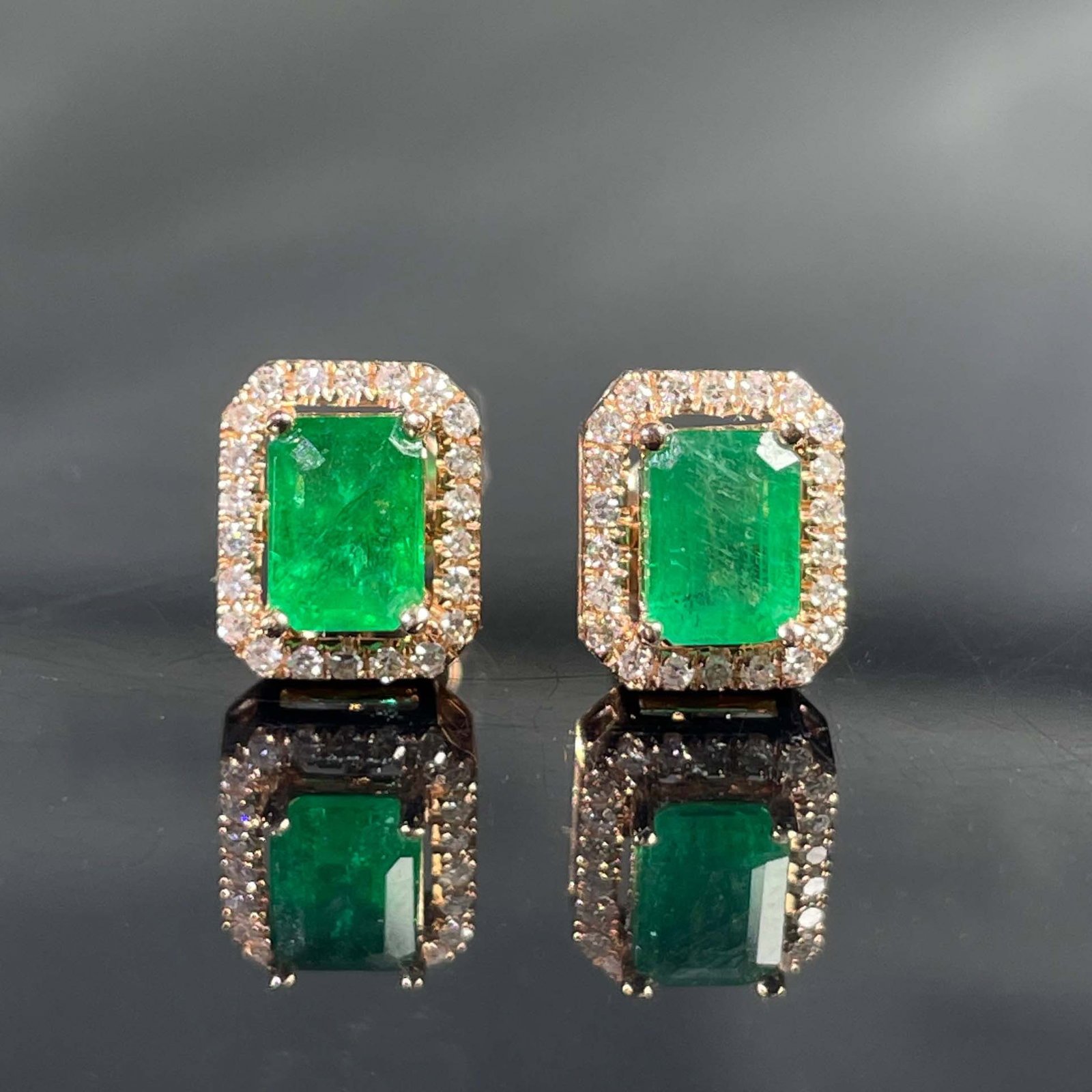14k Gold 0.94 Ctw Natural Emerald & Diamond Earrings - 5