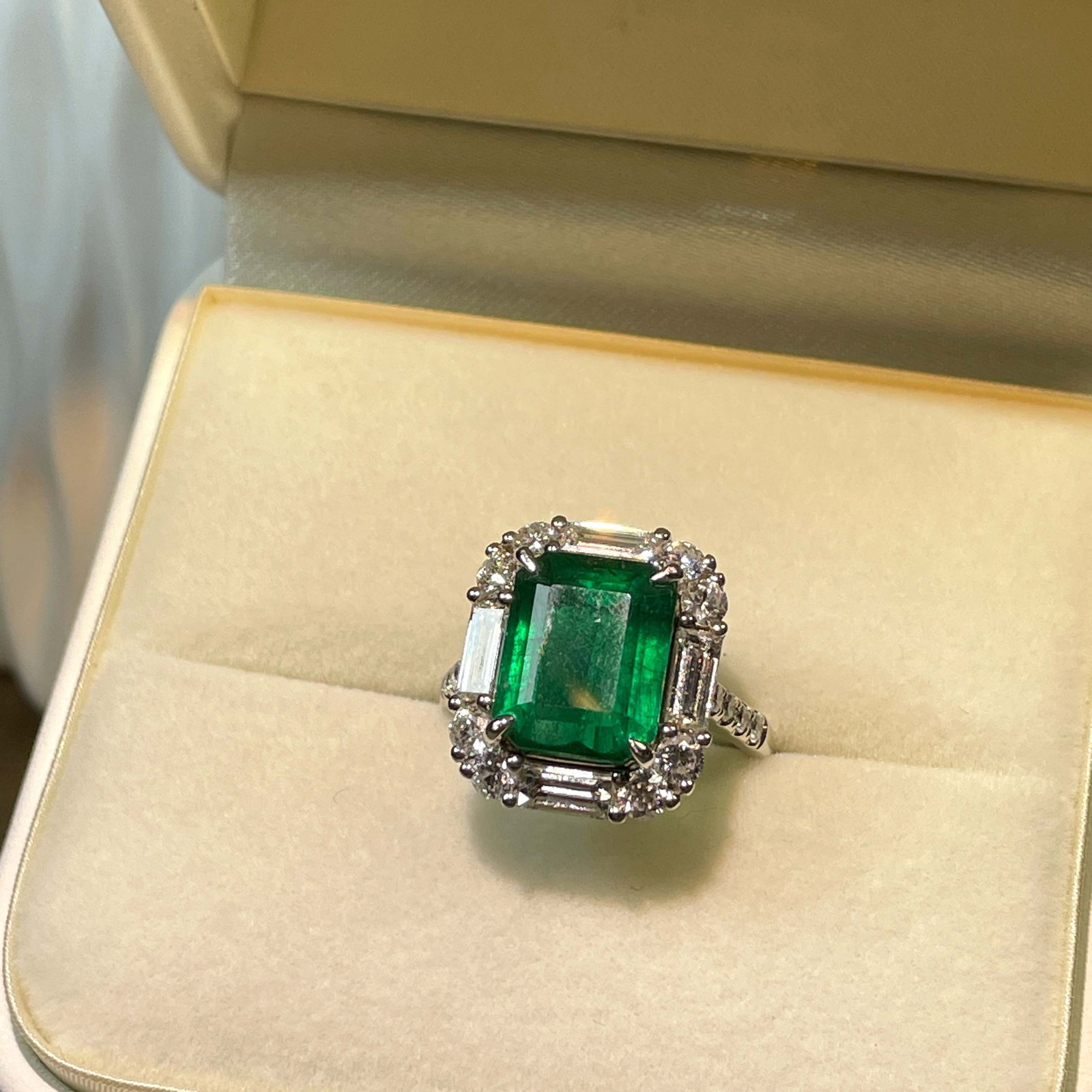 14k Gold 5.2 Ctw Vivid Green Natural Emerald & Diamond Ring: Ref:231168450 // gold content:14k gold // ring size:7. 25us // // main gemstone:emerald // shape:octagonal // carat weight:4ct // clarity grade:vs2 // color:vivid green // treatment:natural // // adja