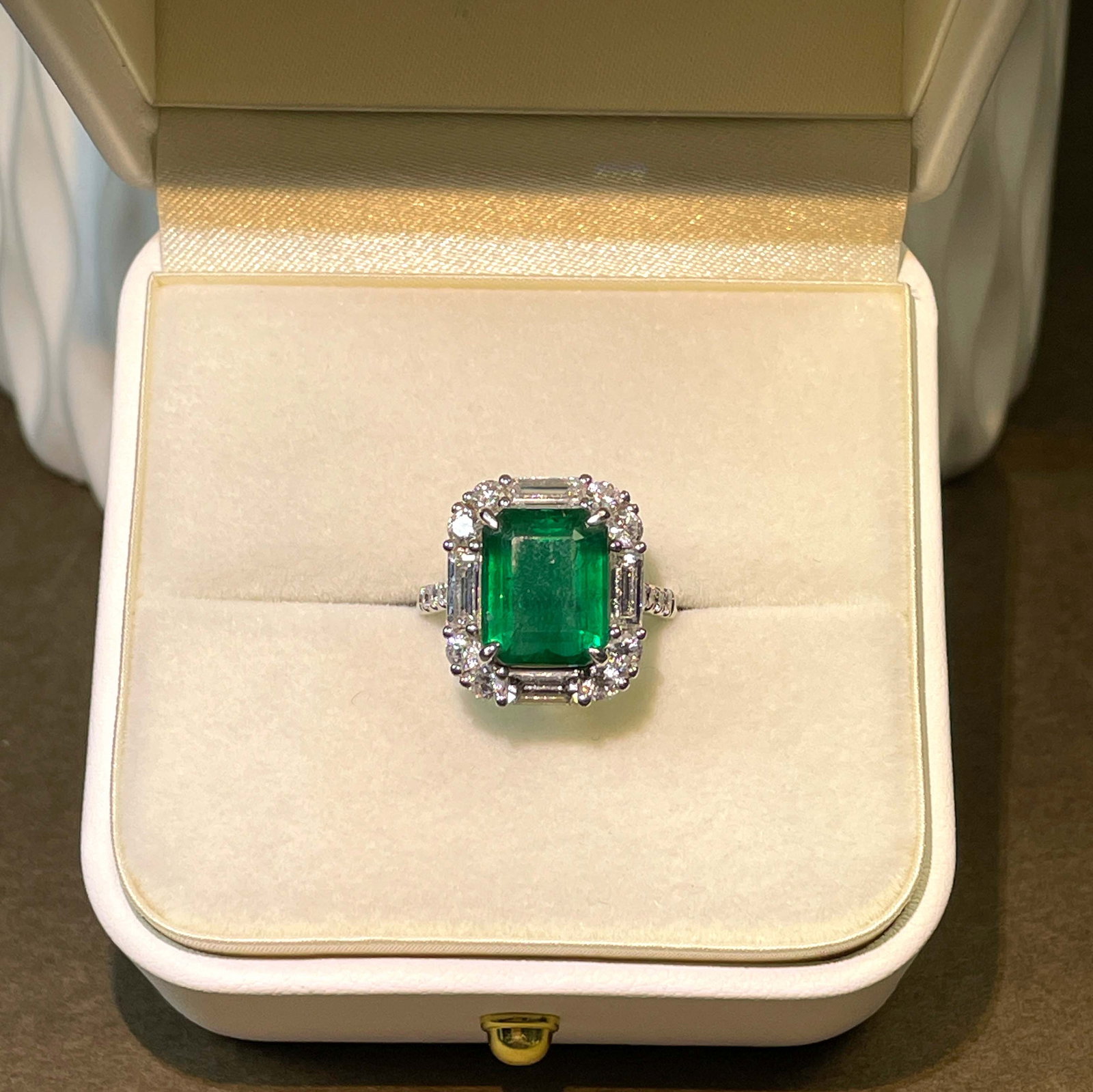 14k Gold 5.2 Ctw Vivid Green Natural Emerald & Diamond Ring - 2