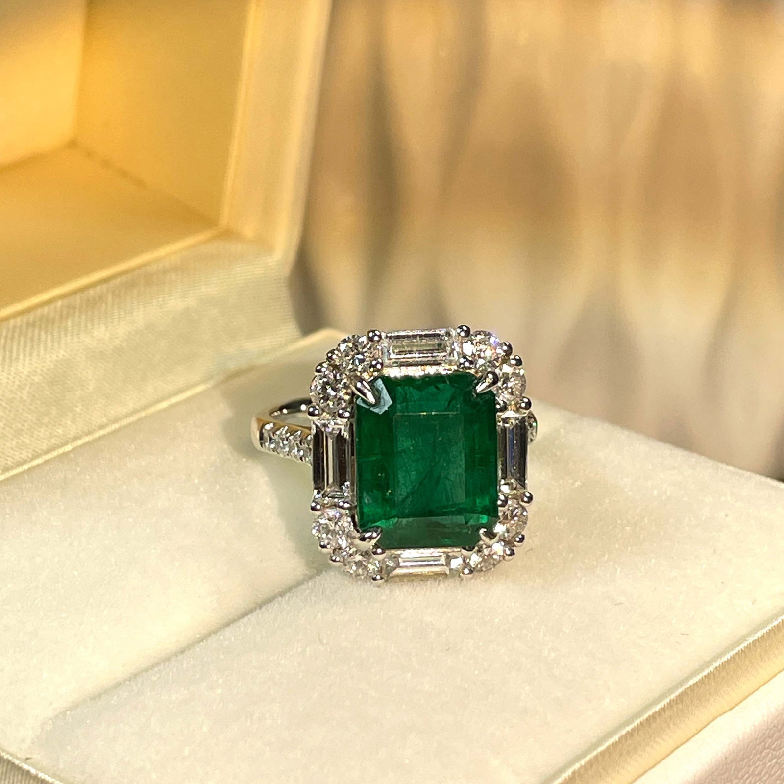 14k Gold 5.2 Ctw Vivid Green Natural Emerald & Diamond Ring - 3