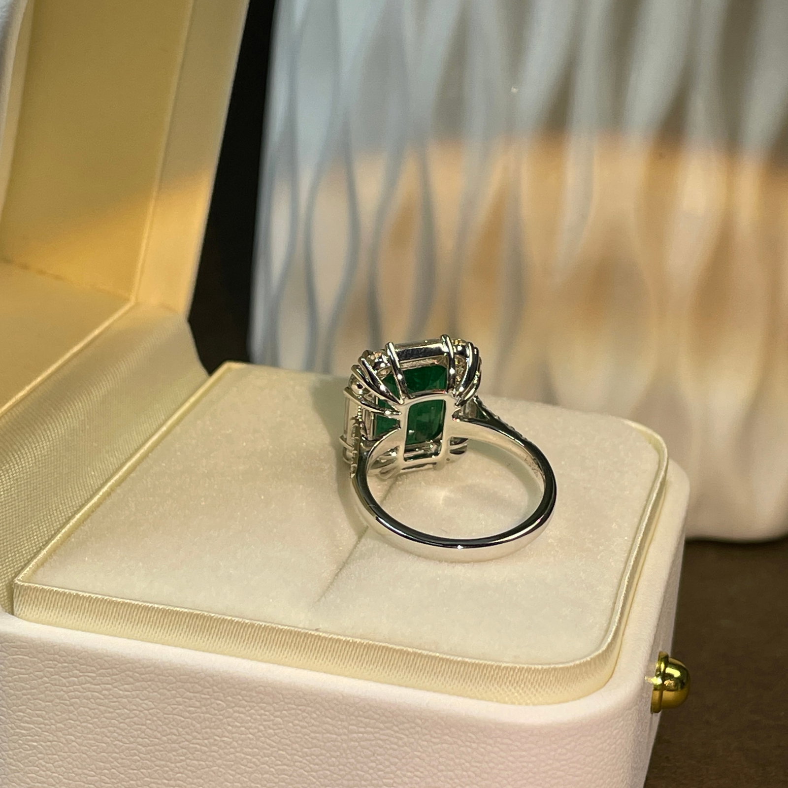 14k Gold 5.2 Ctw Vivid Green Natural Emerald & Diamond Ring - 4
