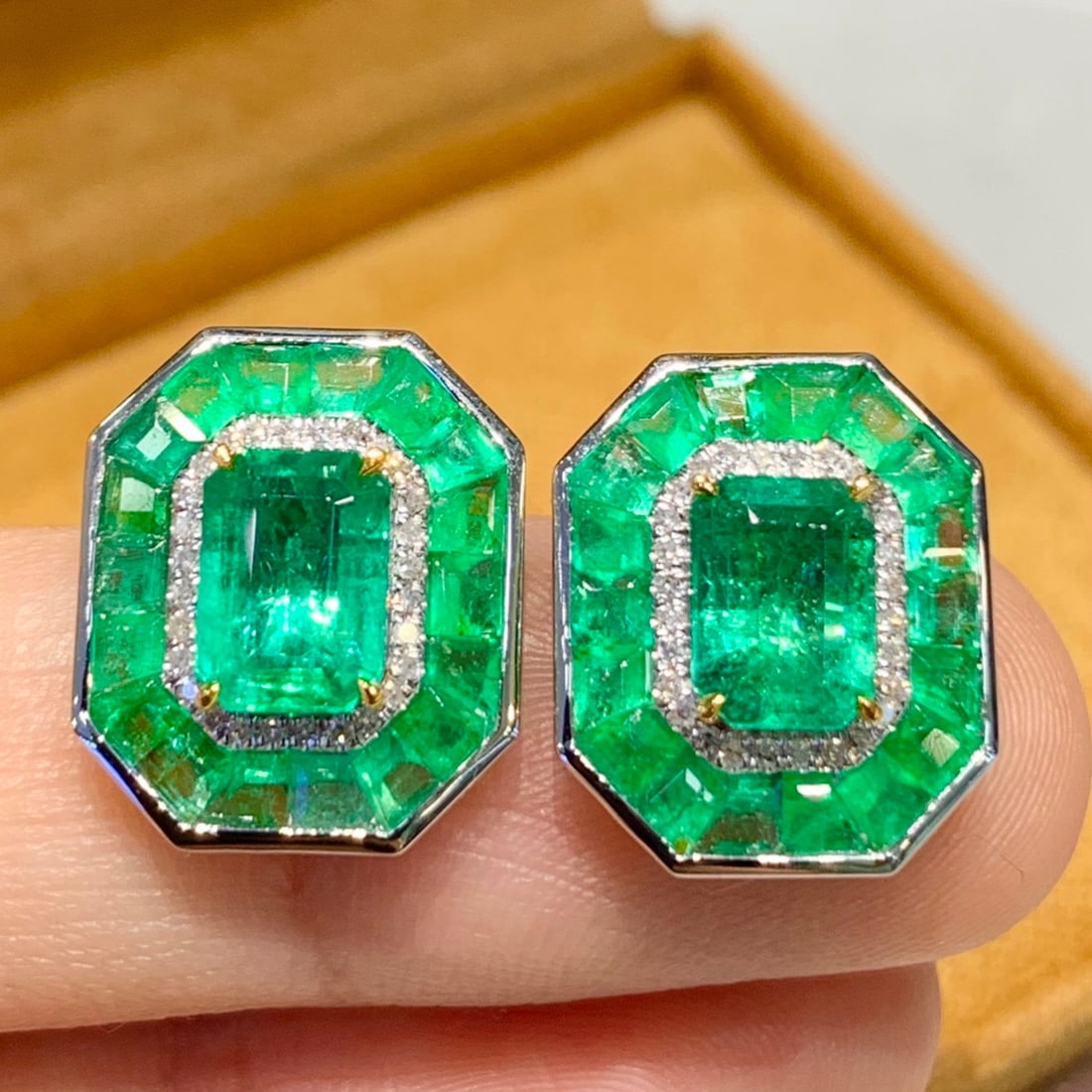 14k Gold 4.5 Ct Natural Emerald & Diamond Earrings: Ref:231171003 // gold content:14k gold // main gemstone:emerald // shape:octagonal // carat weight:4. 5ct // color:green // treatment:natural // // adjacent gemstone 2 : diamond // shape:round // clar