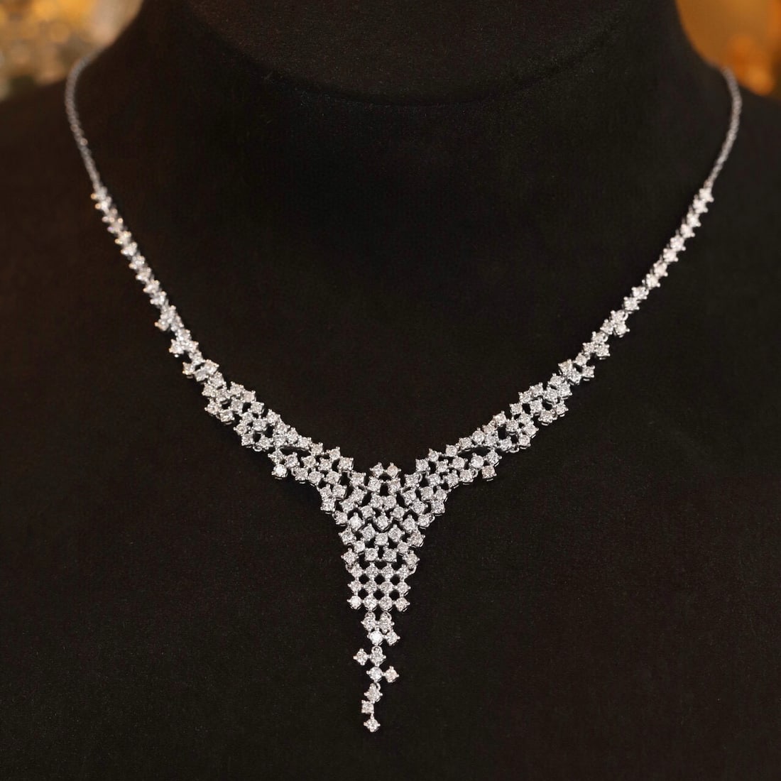 14k Gold 3 Ct Natural H Diamond Necklace: Ref:231171011 // gold content:14k gold // main gemstone:diamond // shape:round // carat weight:3ct // clarity grade:vs-si // color:h // treatment:natural // cut grade:g // Condition: New Low Estimate: