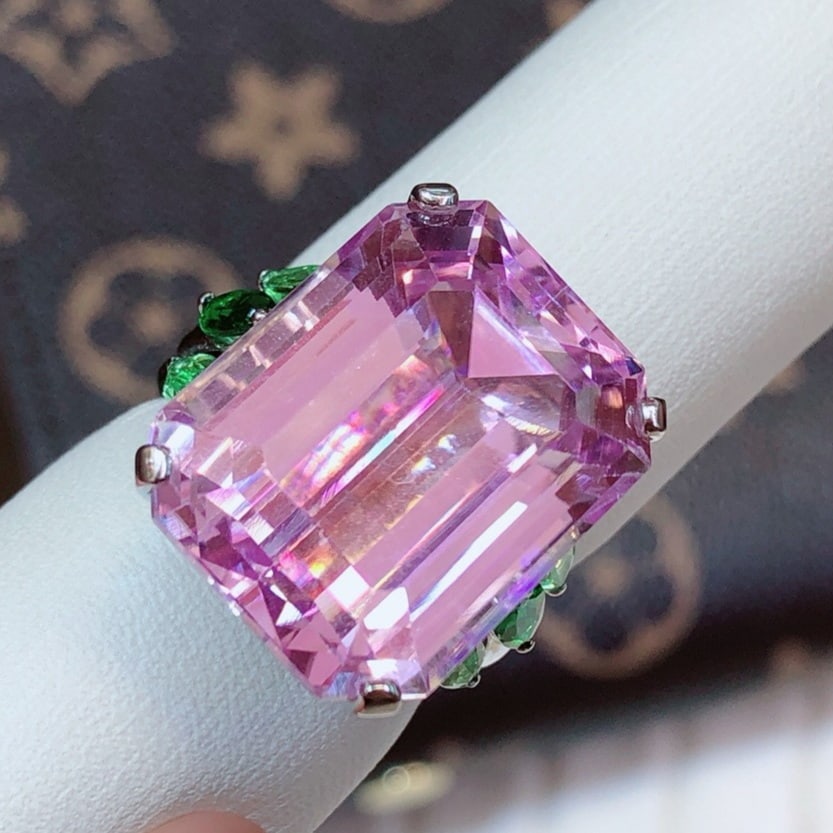 14k Gold 28.33 Ctw Natural Kunzite & Tsavorite Ring: Ref:231171017 // gold content:14k gold // ring size:7. 25us // // main gemstone:kunzite // shape:octagonal // carat weight:27. 28ct // color:purple // treatment:natural // // adjacent gemstone 2 :