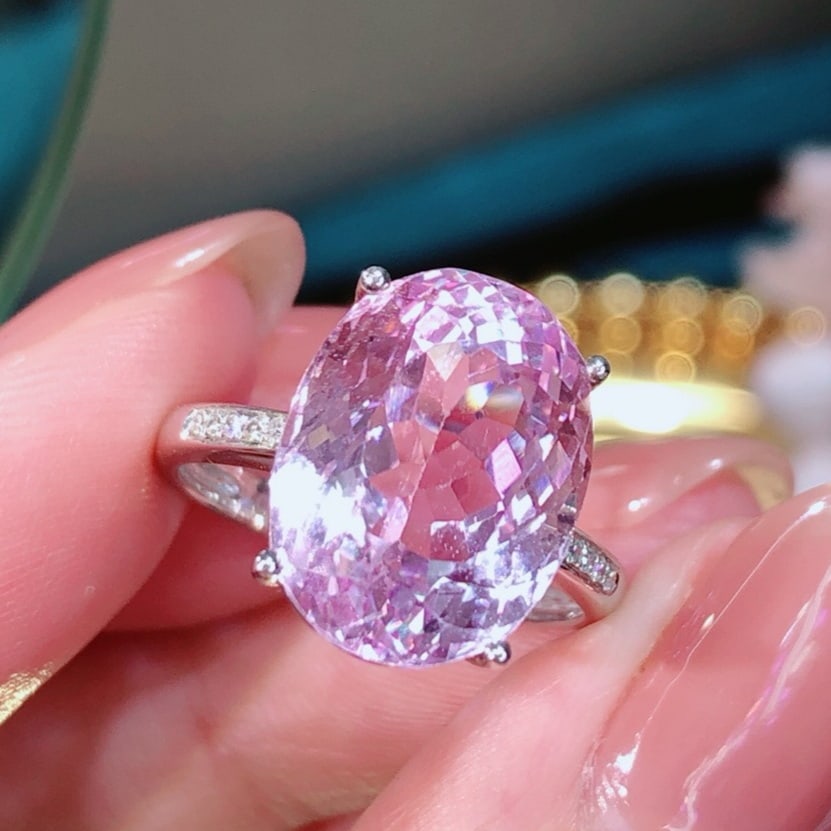 14k Gold 9.4 Ct Natural Kunzite & Diamond Ring: Ref:231171018 // gold content:14k gold // ring size:7. 25us // // main gemstone:kunzite // shape:oval // carat weight:9. 4ct // color:purple // treatment:natural // // adjacent gemstone 2 : diamond