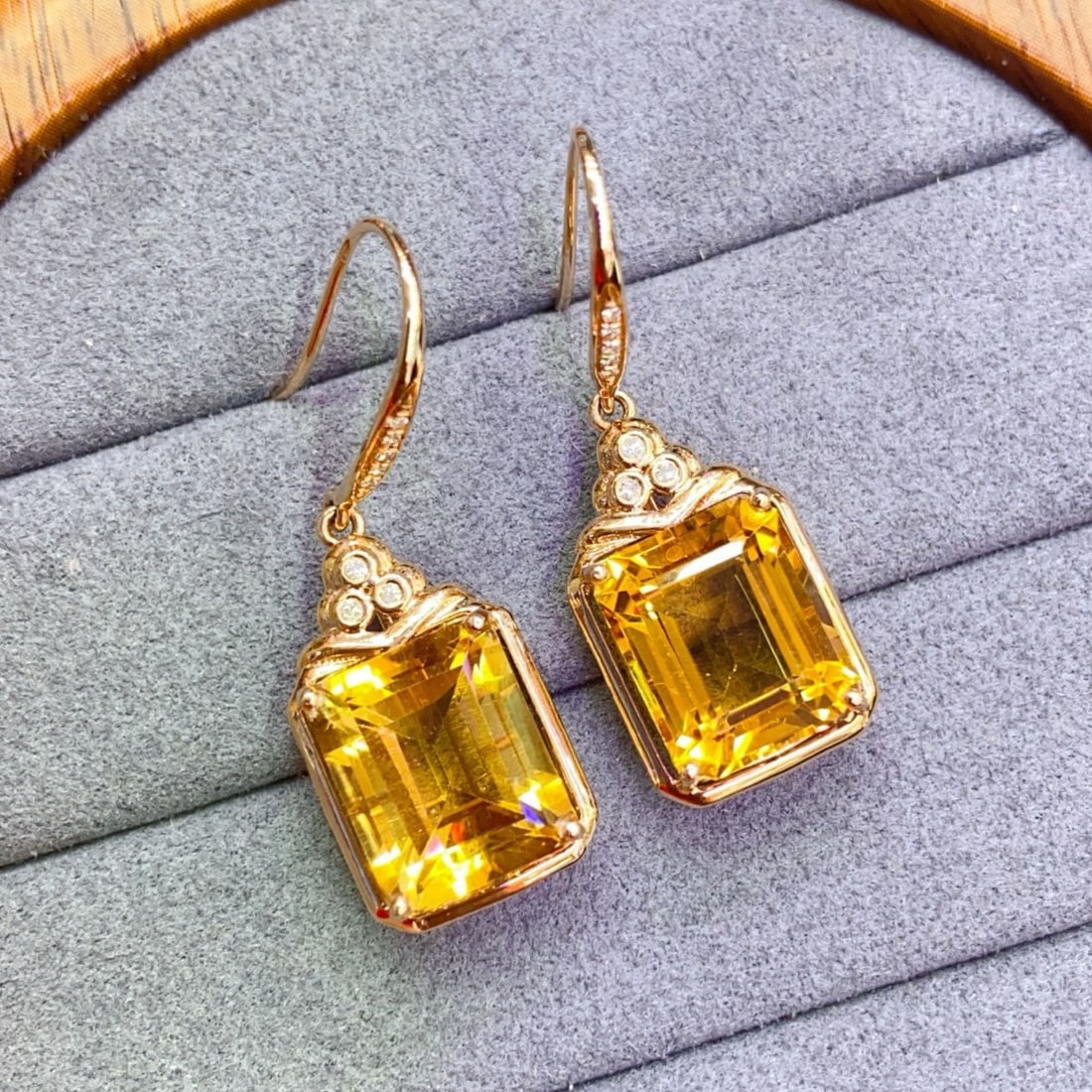 14k Gold 9.2 Ct Natural Citrine & Diamond Earrings: Ref:231171024 // gold content:14k gold // main gemstone:citrine // shape:octagonal // carat weight:9. 2ct // color:yellow // treatment:natural // // adjacent gemstone 2 : diamond // number of