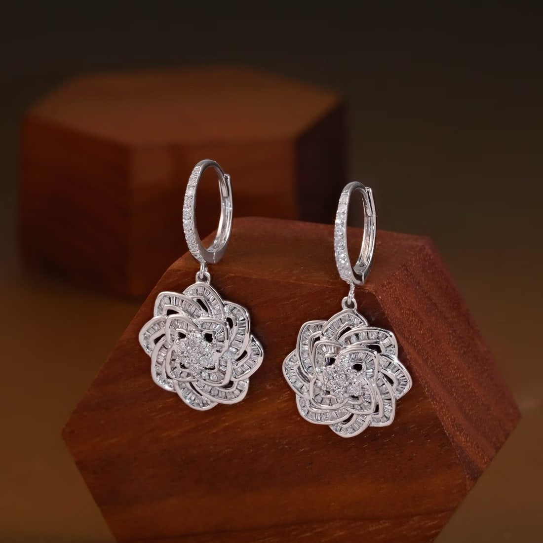 14k Gold 0.9 Ct Natural H Diamond Earrings: Ref:231171047 // gold content:14k gold // main gemstone:diamond // shape:multiple // carat weight:0. 9ct // clarity grade:vs-si // color:h // treatment:natural // High Estimate: 5300 Low Estimate: