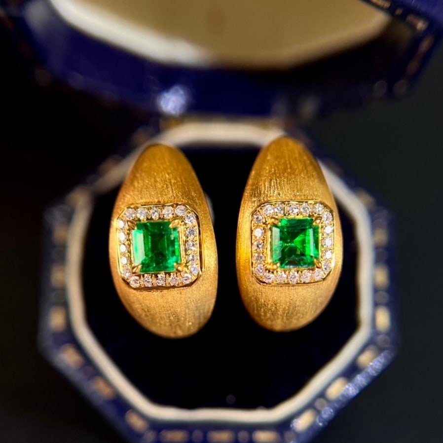 14k Gold 0.52 Ctw Natural Emerald & Diamond Earrings: Ref:231171084 // gold content:14k gold // main gemstone:emerald // shape:octagonal // carat weight:0. 40ct // color:green // treatment:natural // // adjacent gemstone 2 : diamond // shape:round //