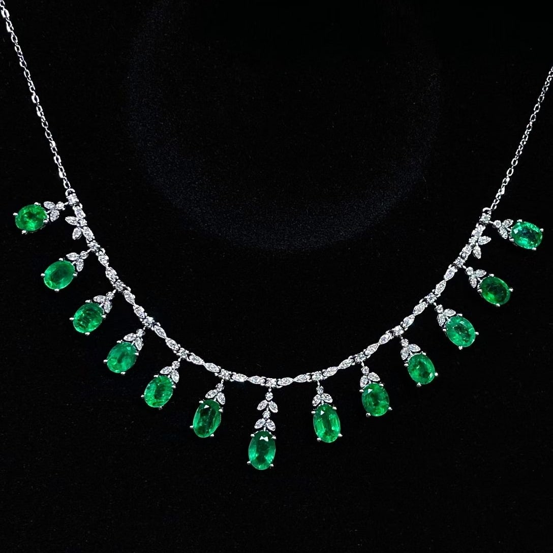 14k Gold 4.6 Ct Natural Emerald & Diamond Necklace: Ref:231171087 // gold content:14k gold // main gemstone:emerald // shape:oval // carat weight:4. 6ct // color:green // treatment:natural // // adjacent gemstone 2 : diamond // number of stones:140 //