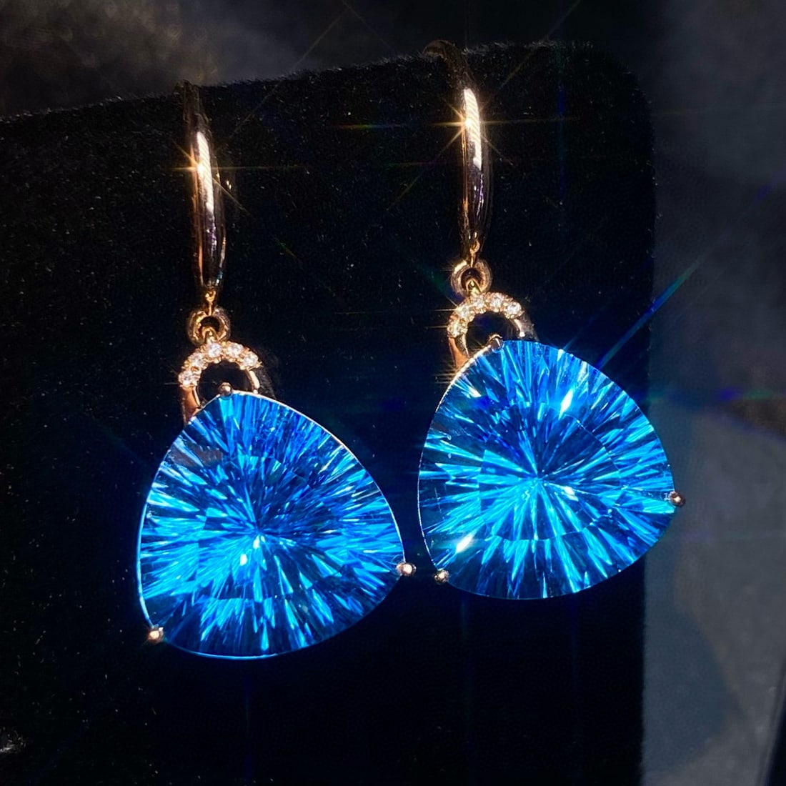 14k Gold 14.15 Ct Natural Topaz & Diamond Earrings: Ref:231171105 // gold content:14k gold // main gemstone:topaz // shape:triangle // carat weight:14. 15ct // color:blue // treatment:natural // // adjacent gemstone 2 : diamond // shape:round //