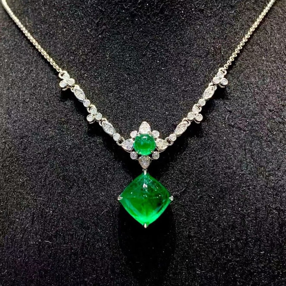 14k Gold 3.8 Ct Natural Emerald & Diamond Necklace: Ref:231171130 // gold content:14k gold // main gemstone:emerald // shape:sugar-loaf // carat weight:3. 8ct // color:green // treatment:natural // // adjacent gemstone 2 : diamond // shape:round //