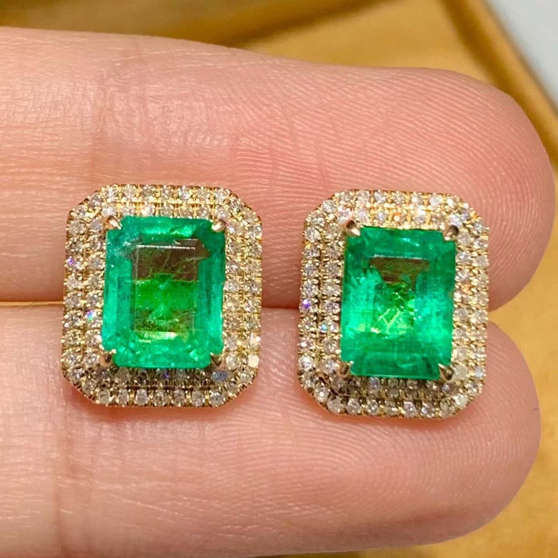 14k Gold 2.4 Ct Natural Emerald & Diamond Earrings: Ref:231171133 // gold content:14k gold // main gemstone:emerald // shape:octagonal // carat weight:2. 4ct // color:green // treatment:natural // // adjacent gemstone 2 : diamond // shape:round //