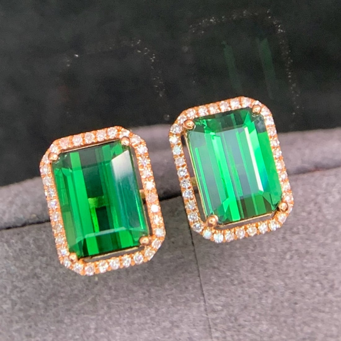14k Gold 3.6 Ct Natural Tourmaline & Diamond Earrings: Ref:231171170 // gold content:14k gold // main gemstone:tourmaline // shape:octagonal // carat weight:3. 6ct // color:green // treatment:natural // // adjacent gemstone 2 : diamond // shape:round //