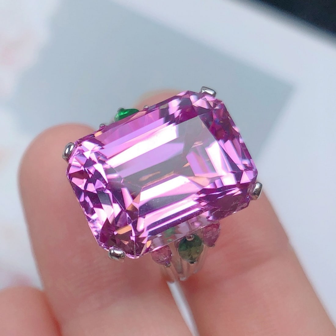 14k Gold 18.56 Ctw Natural Kunzite & Coloured Gemstone Ring: Ref:231171195 // gold content:14k gold // ring size:7. 25us // // main gemstone:kunzite // shape:octagonal // carat weight:17. 78ct // color:purple // treatment:natural // // adjacent gemstone 2 : col
