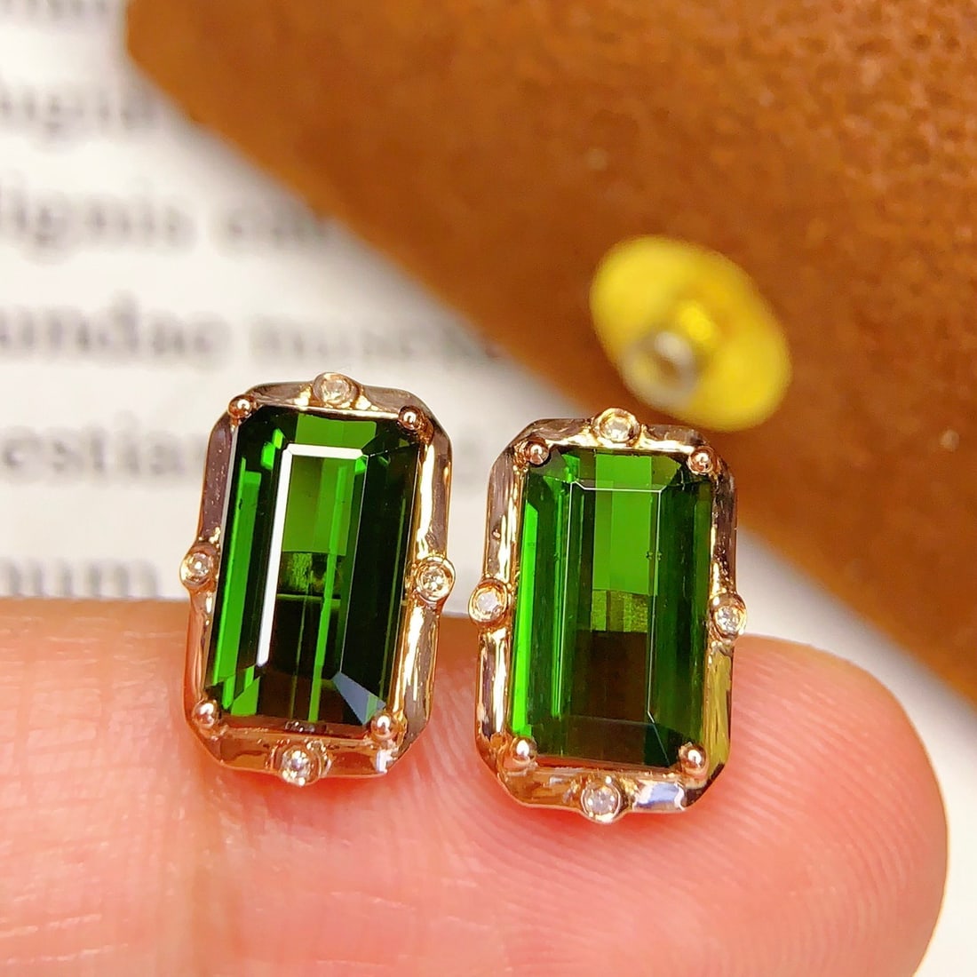 14k Gold 4.62 Ct Natural Tourmaline & Diamond Earrings: Ref:231171203 // gold content:14k gold // main gemstone:tourmaline // shape:octagonal // carat weight:4. 62ct // color:green // treatment:natural // // adjacent gemstone 2 : diamond // number of
