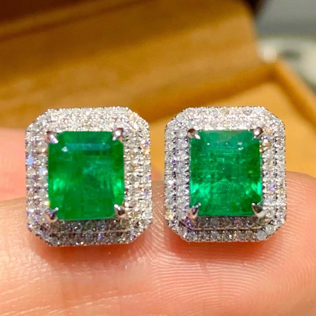14k Gold 2.8 Ct Natural Emerald & Diamond Earrings: Ref:231171216 // gold content:14k gold // main gemstone:emerald // shape:octagonal // carat weight:2. 8ct // color:green // treatment:natural // // adjacent gemstone 2 : diamond // shape:round //